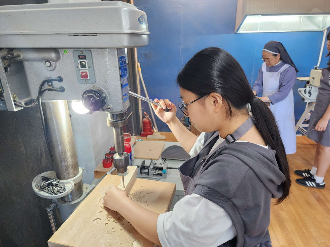 250725 중고등부 목공수업 (13).jpg