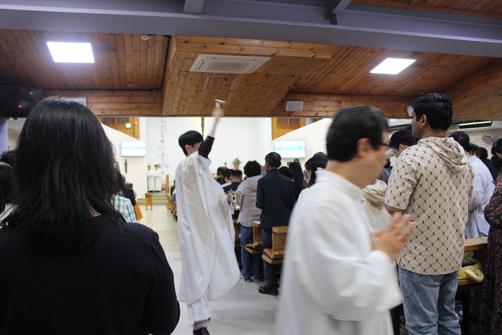 2504119 파스카성야_3물축복및세례서약갱신 (5).JPG