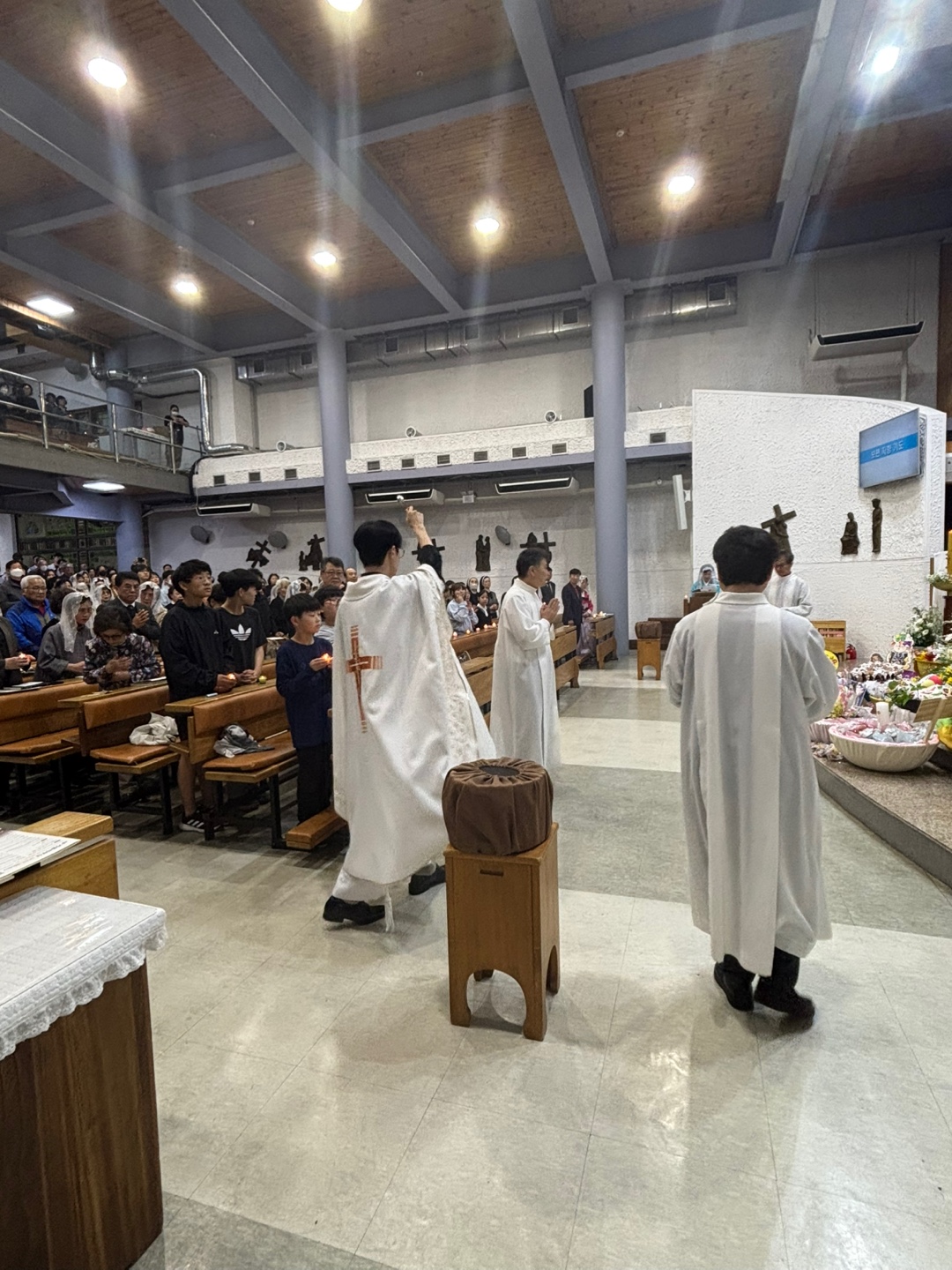 2504119 파스카성야_3물축복및세례서약갱신 (10).jpg
