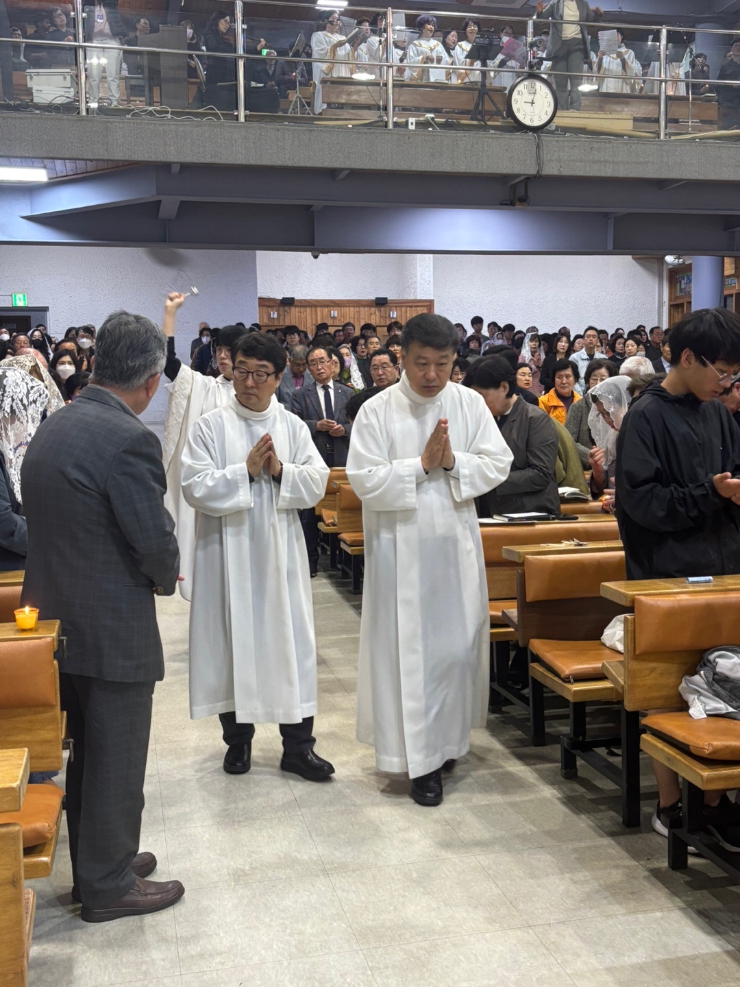 2504119 파스카성야_3물축복및세례서약갱신 (16).jpg
