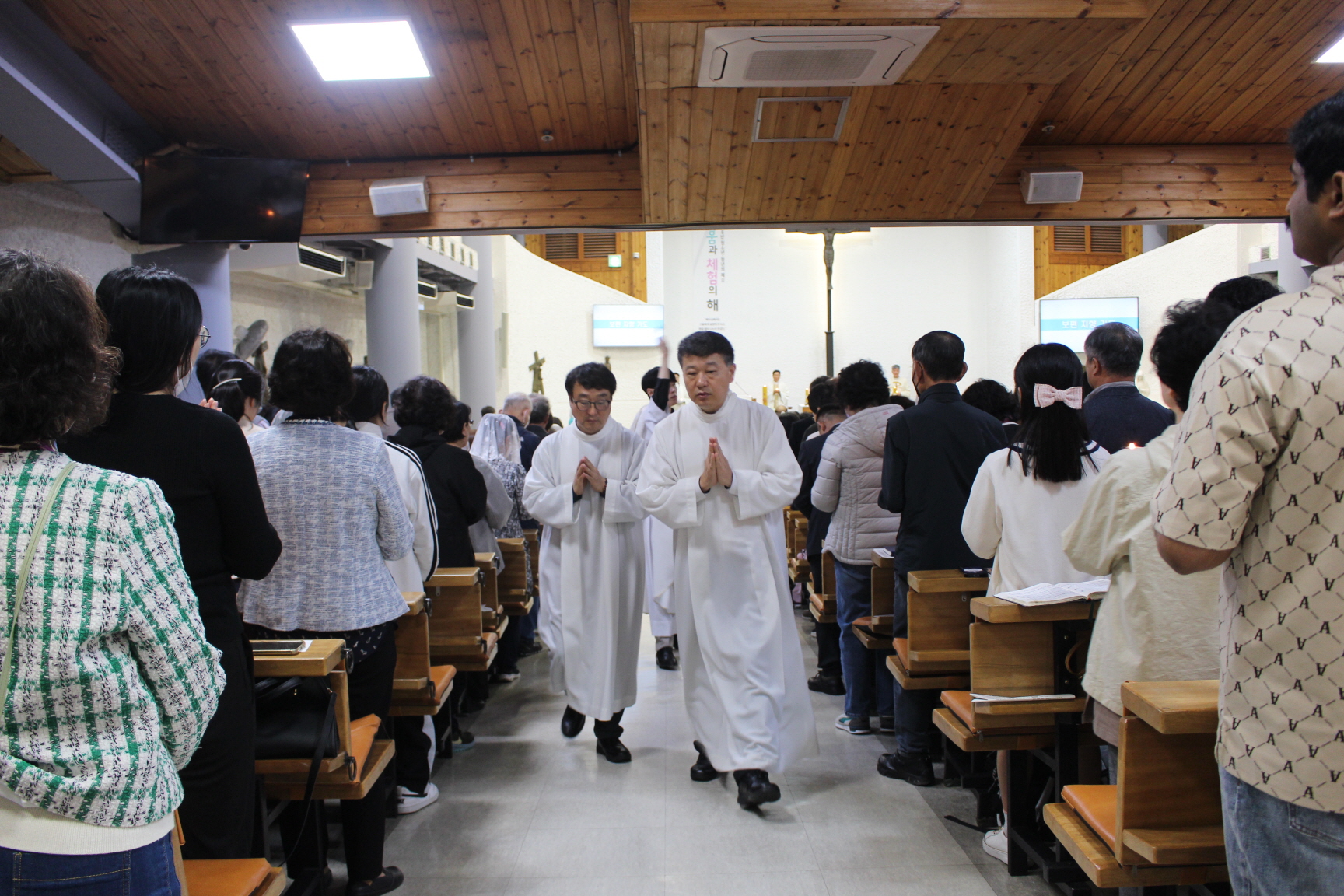 2504119 파스카성야_3물축복및세례서약갱신 (4).JPG