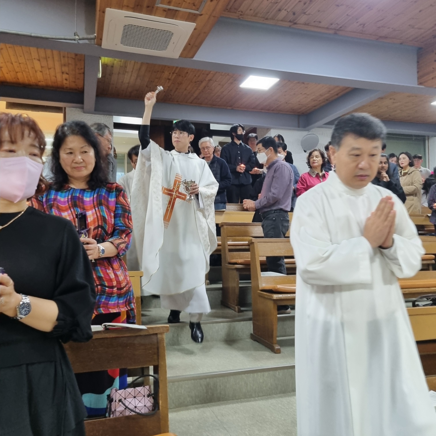 2504119 파스카성야_3물축복및세례서약갱신 (3).jpg