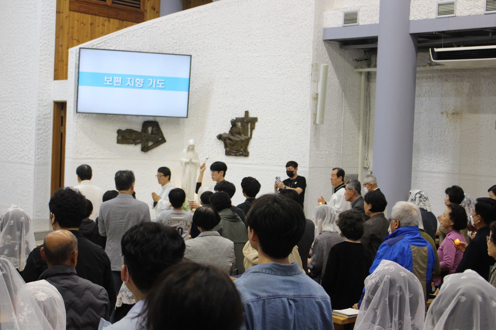 2504119 파스카성야_3물축복및세례서약갱신 (8).JPG