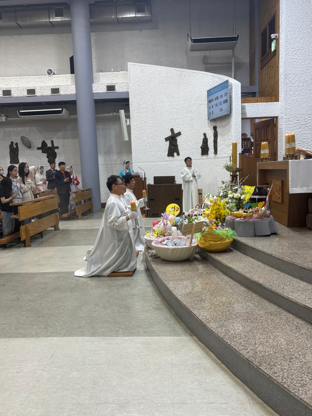 2504119 파스카성야_3물축복및세례서약갱신 (15).jpg