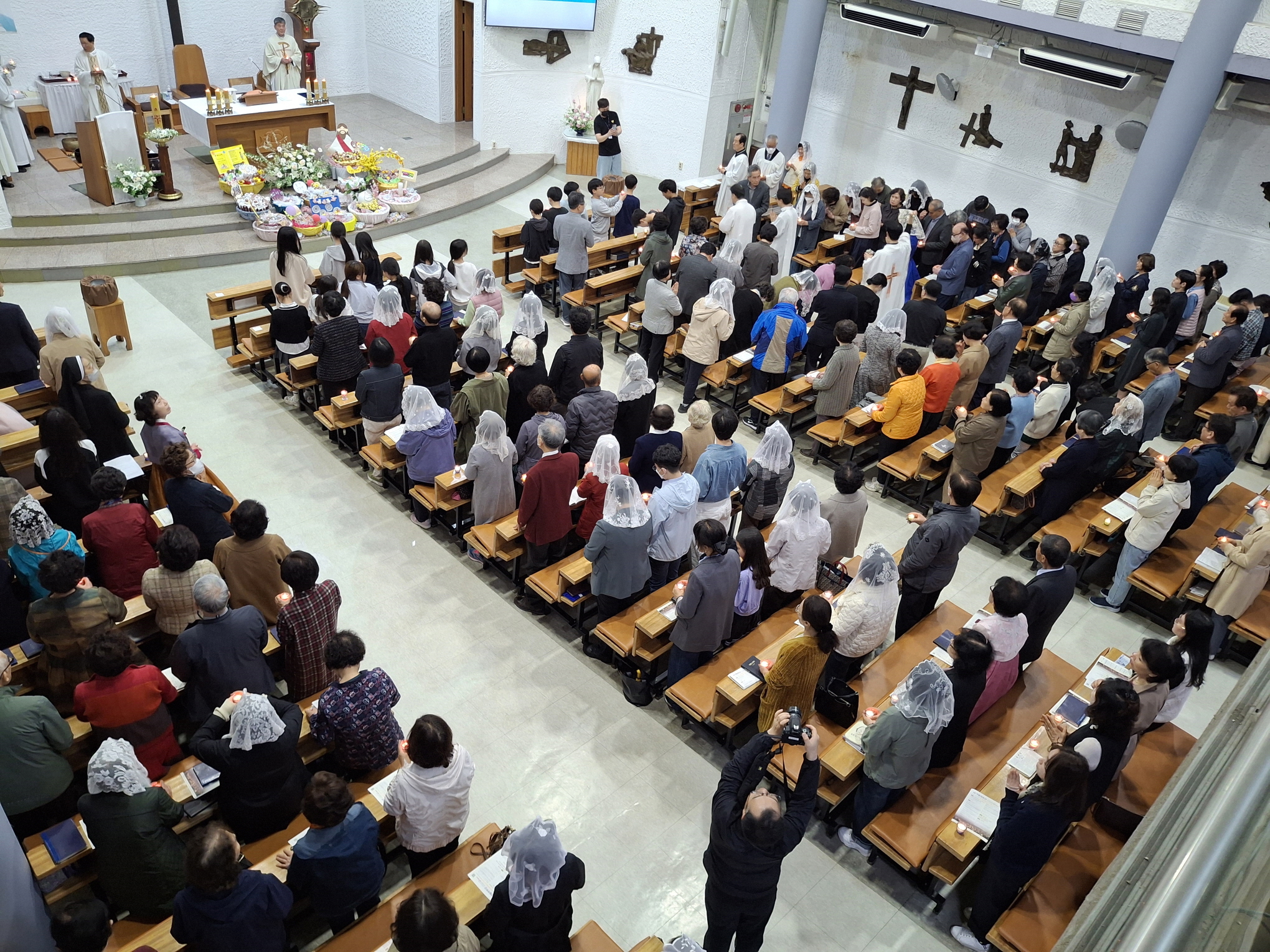 2504119 파스카성야_3물축복및세례서약갱신 (12).jpg