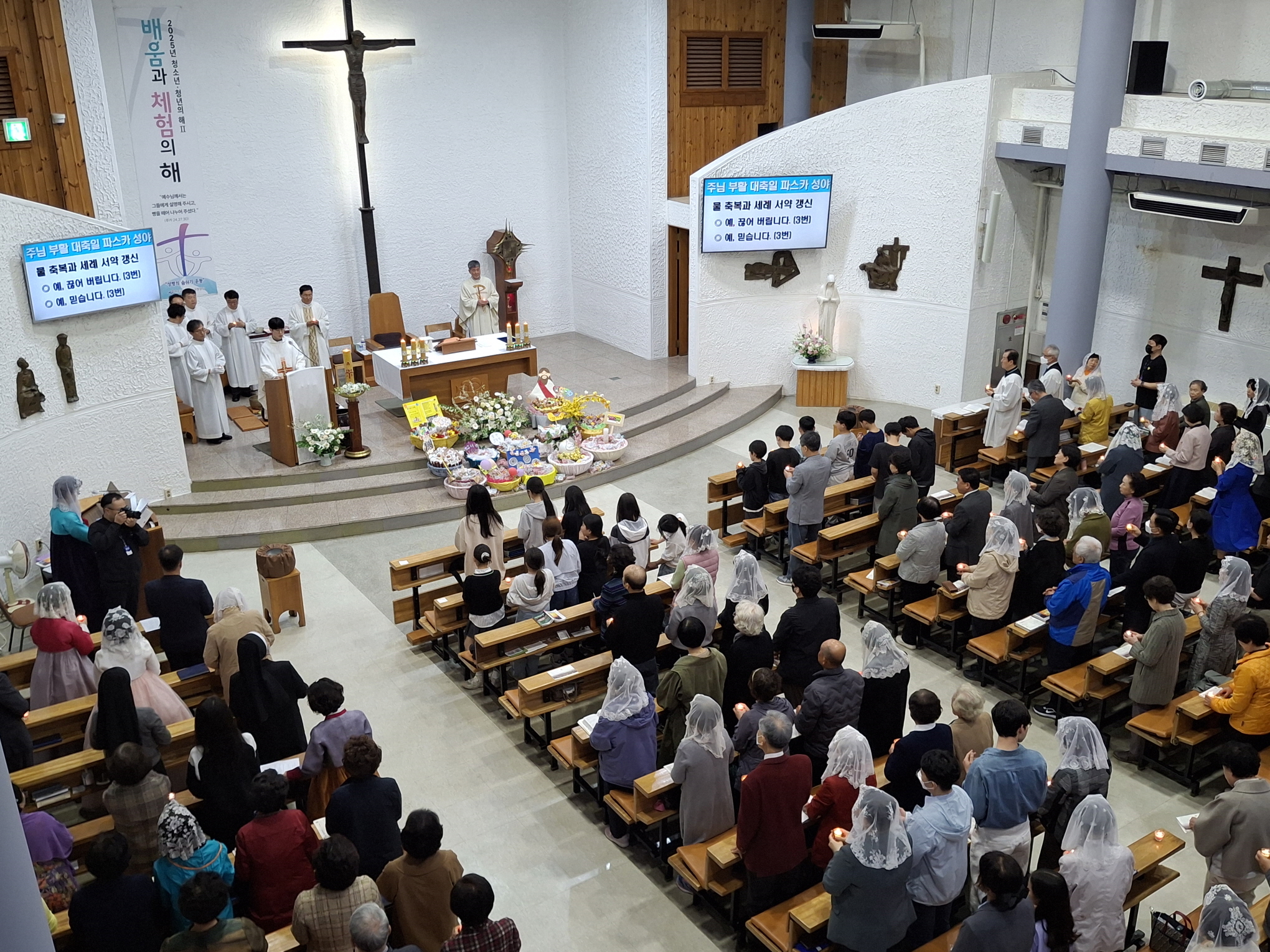 2504119 파스카성야_3물축복및세례서약갱신 (13).jpg