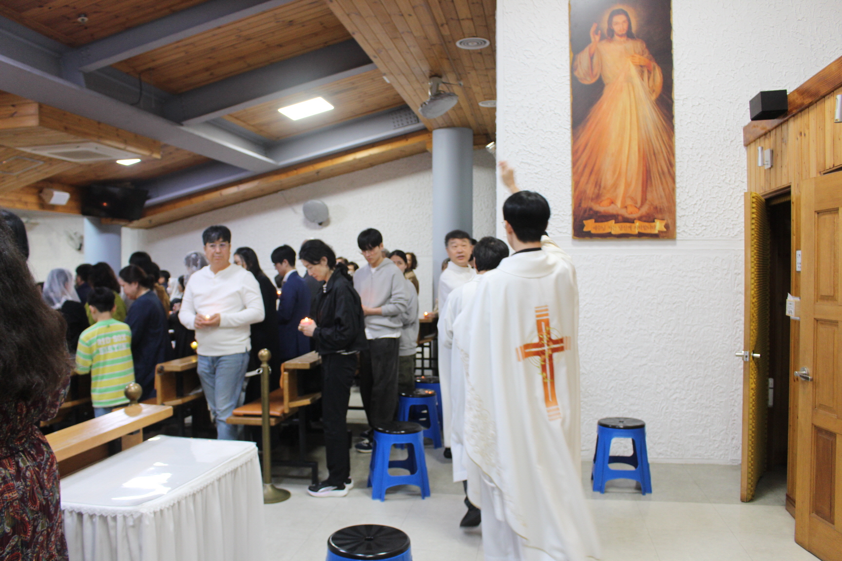 2504119 파스카성야_3물축복및세례서약갱신 (6).JPG