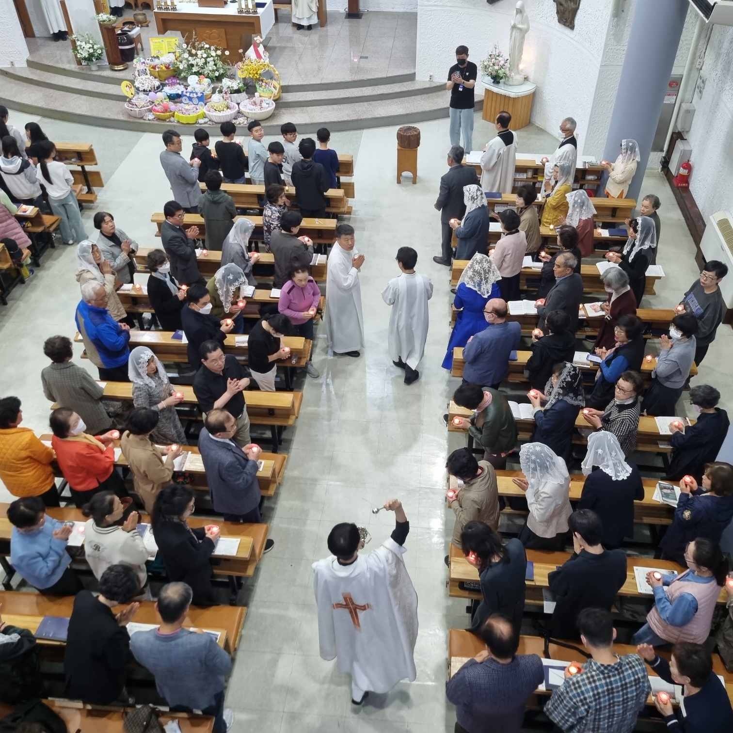 2504119 파스카성야_3물축복및세례서약갱신 (2).jpg