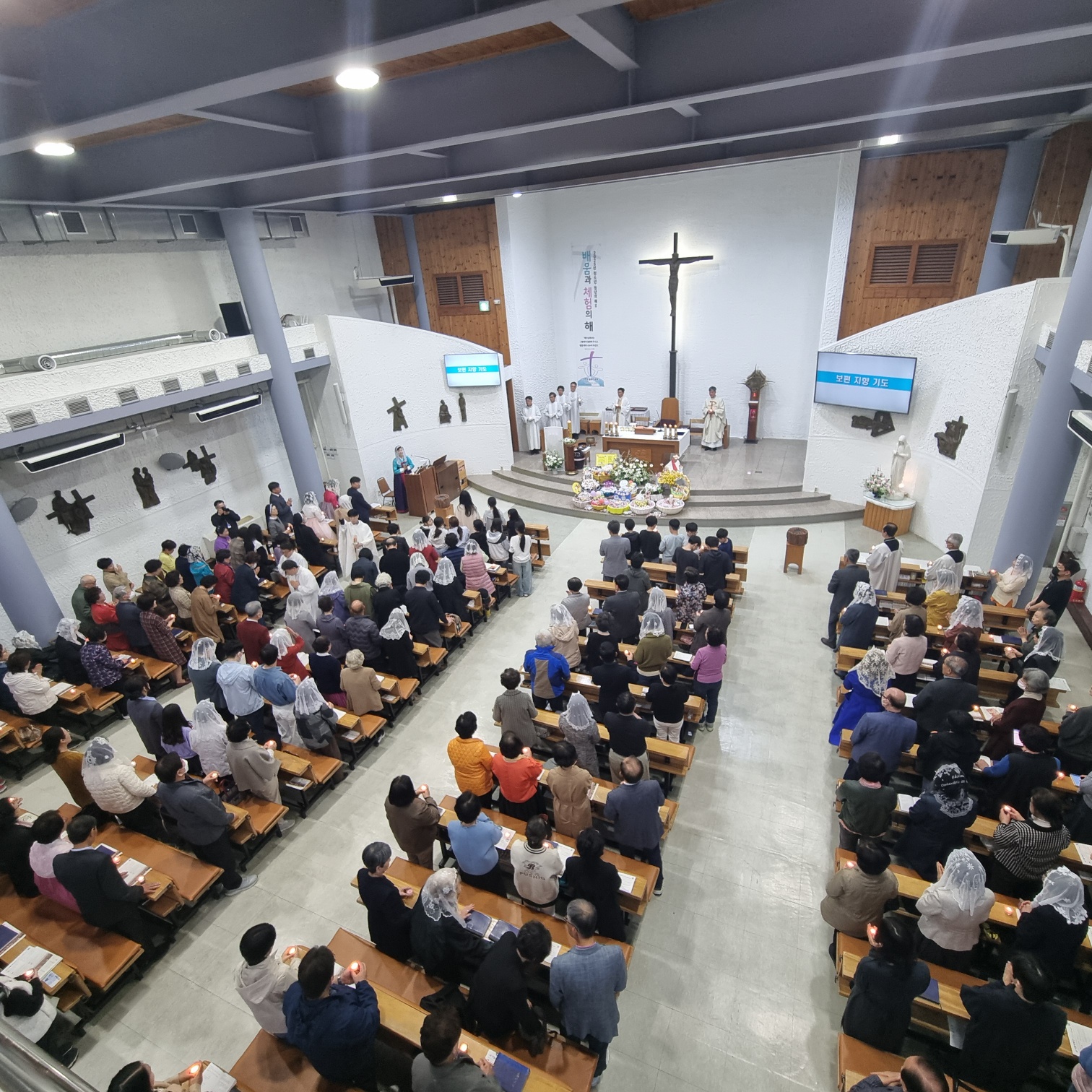 2504119 파스카성야_3물축복및세례서약갱신 (1).jpg