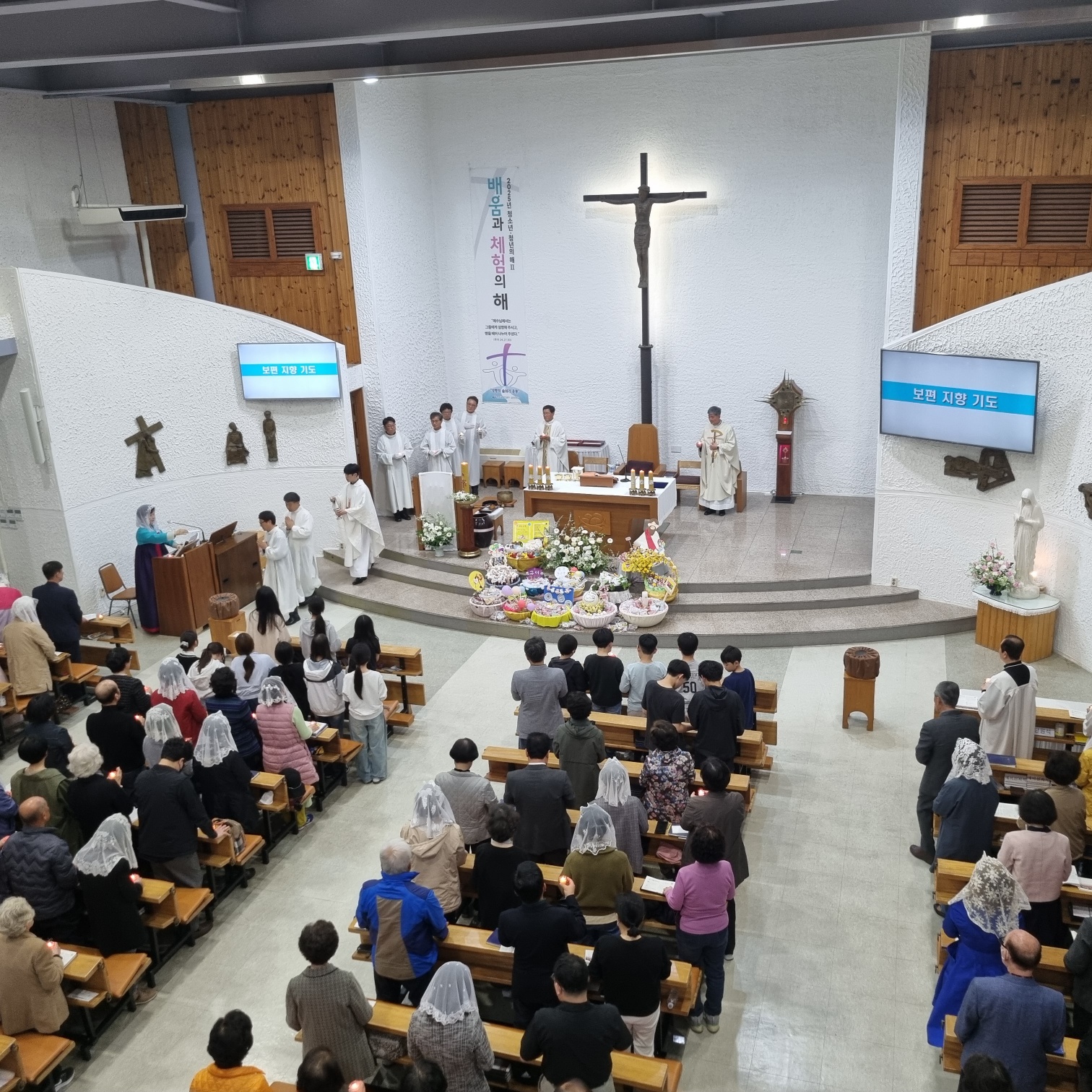 2504119 파스카성야_3물축복및세례서약갱신 (11).jpg