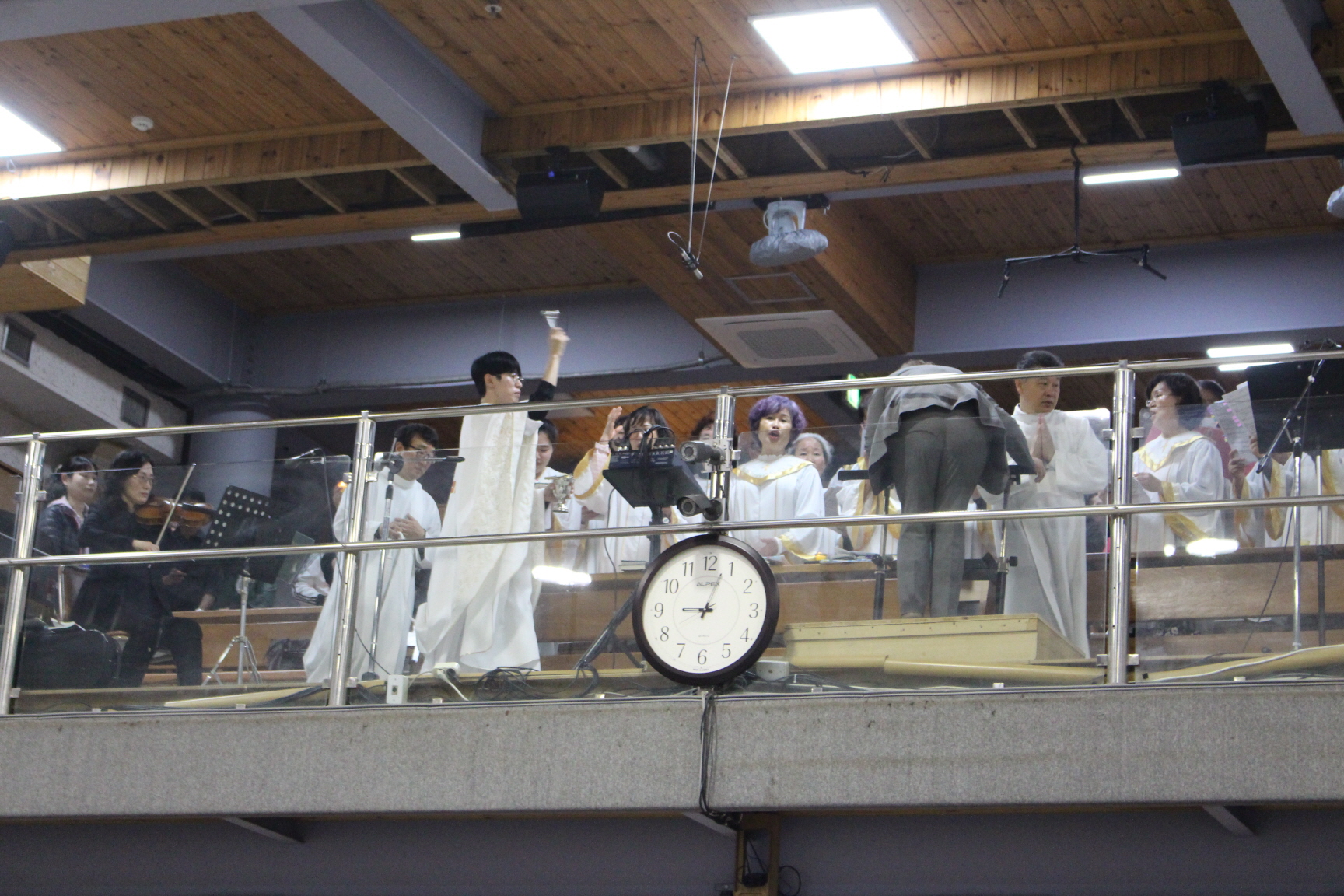 2504119 파스카성야_3물축복및세례서약갱신 (9).JPG