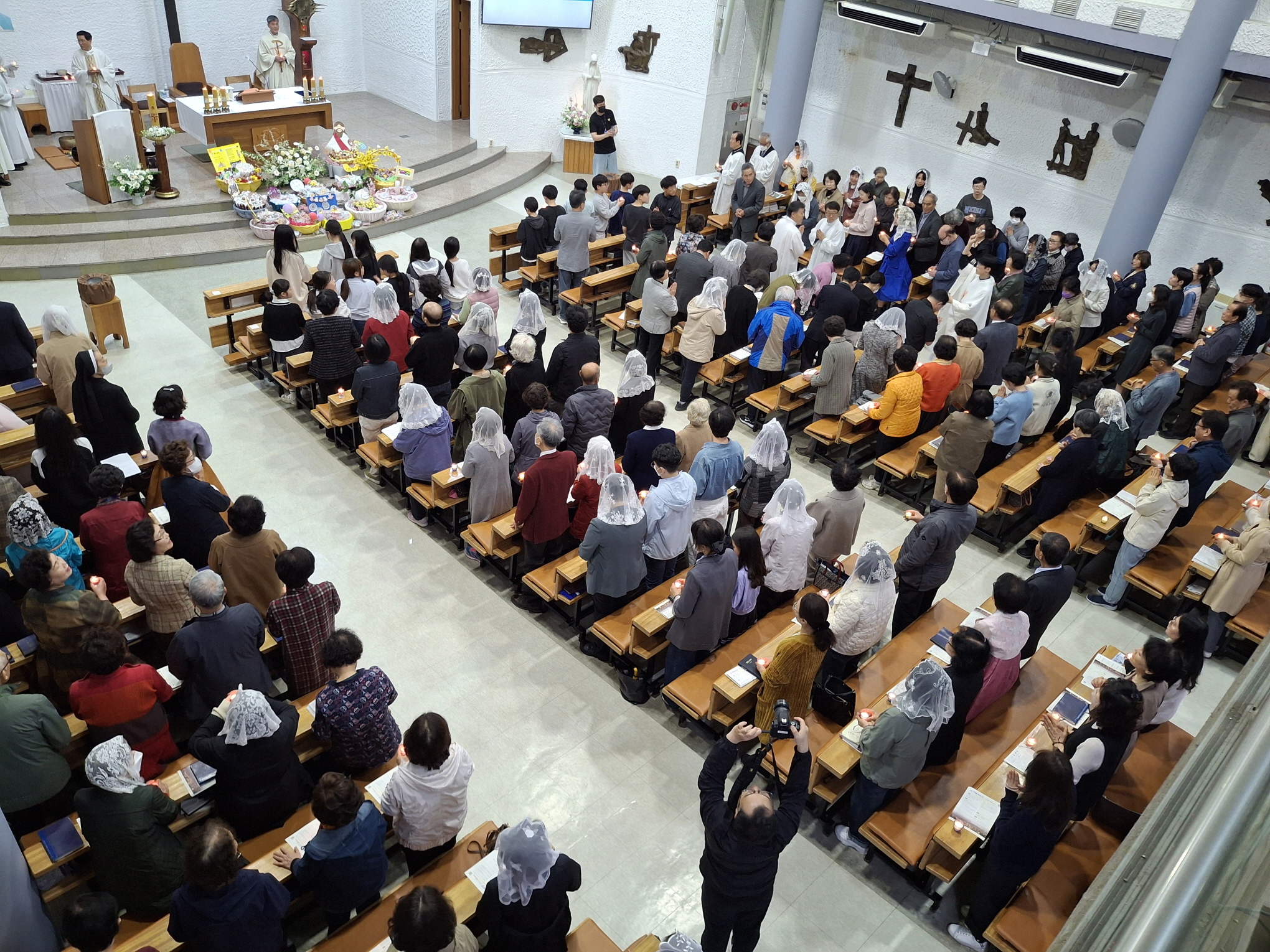 2504119 파스카성야_3물축복및세례서약갱신 (14).jpg