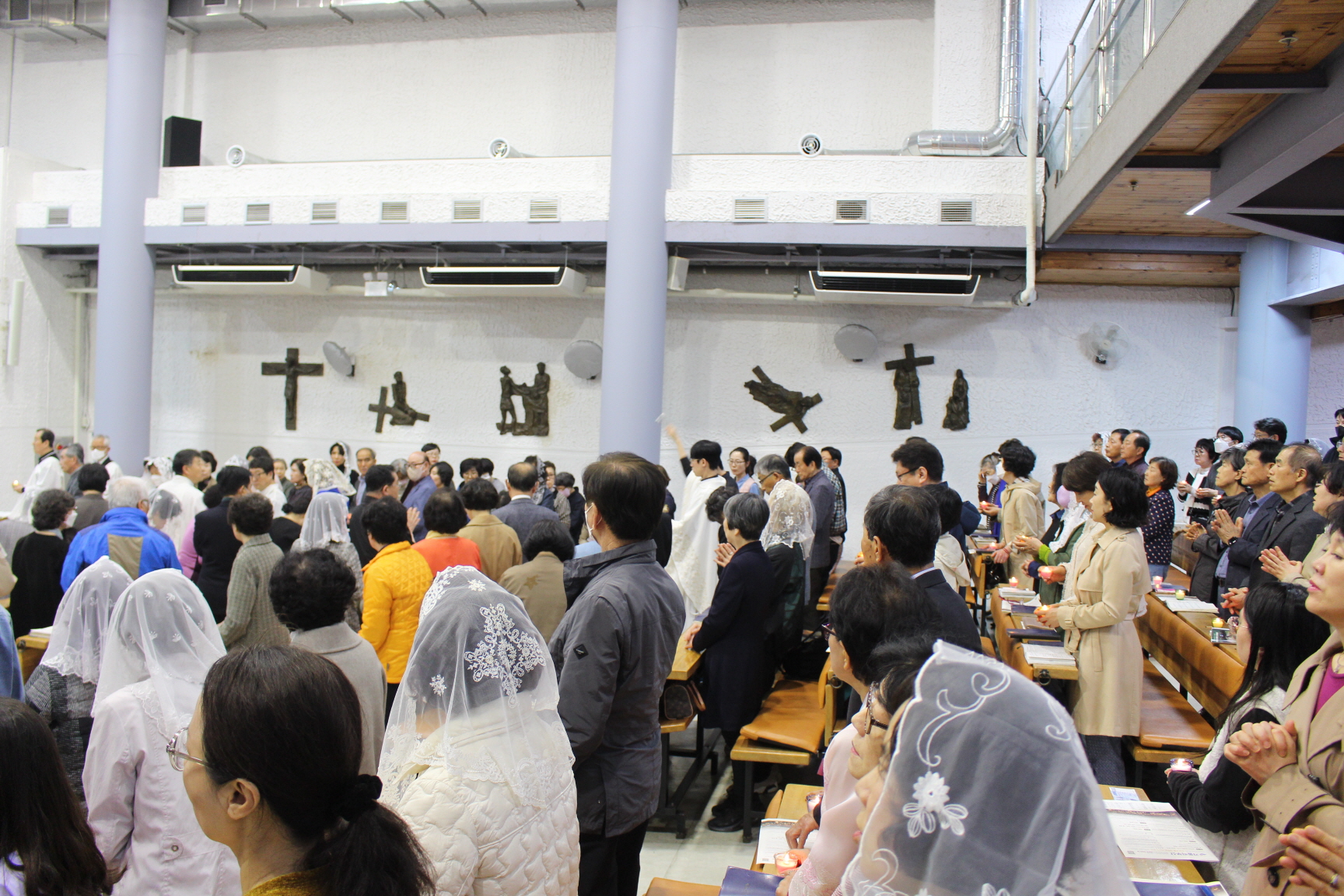 2504119 파스카성야_3물축복및세례서약갱신 (7).JPG