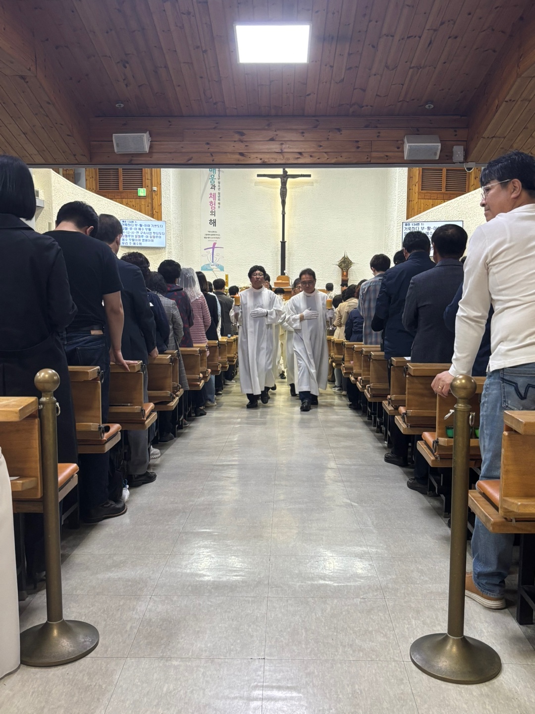 2504119 파스카성야_3물축복및세례서약갱신 (17).jpg