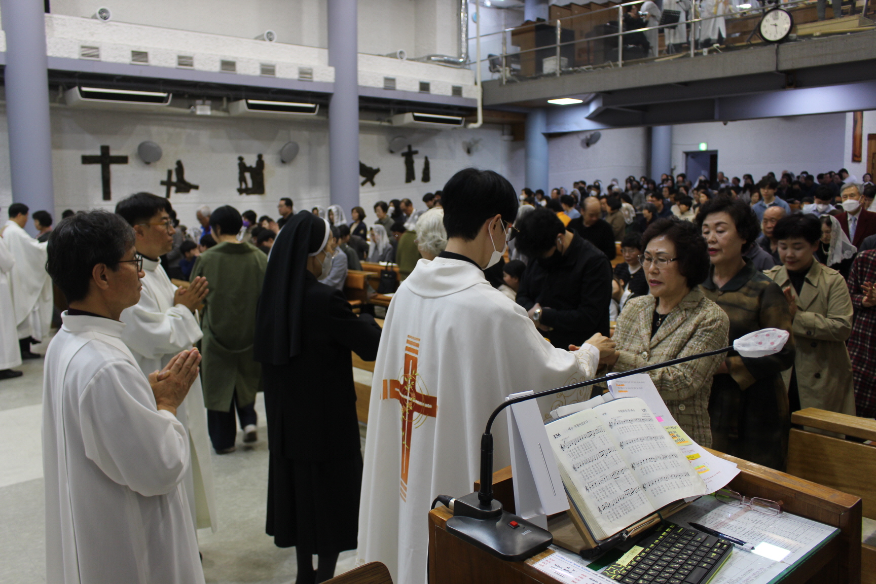 2504119 파스카성야_4성찬전례 (17).JPG