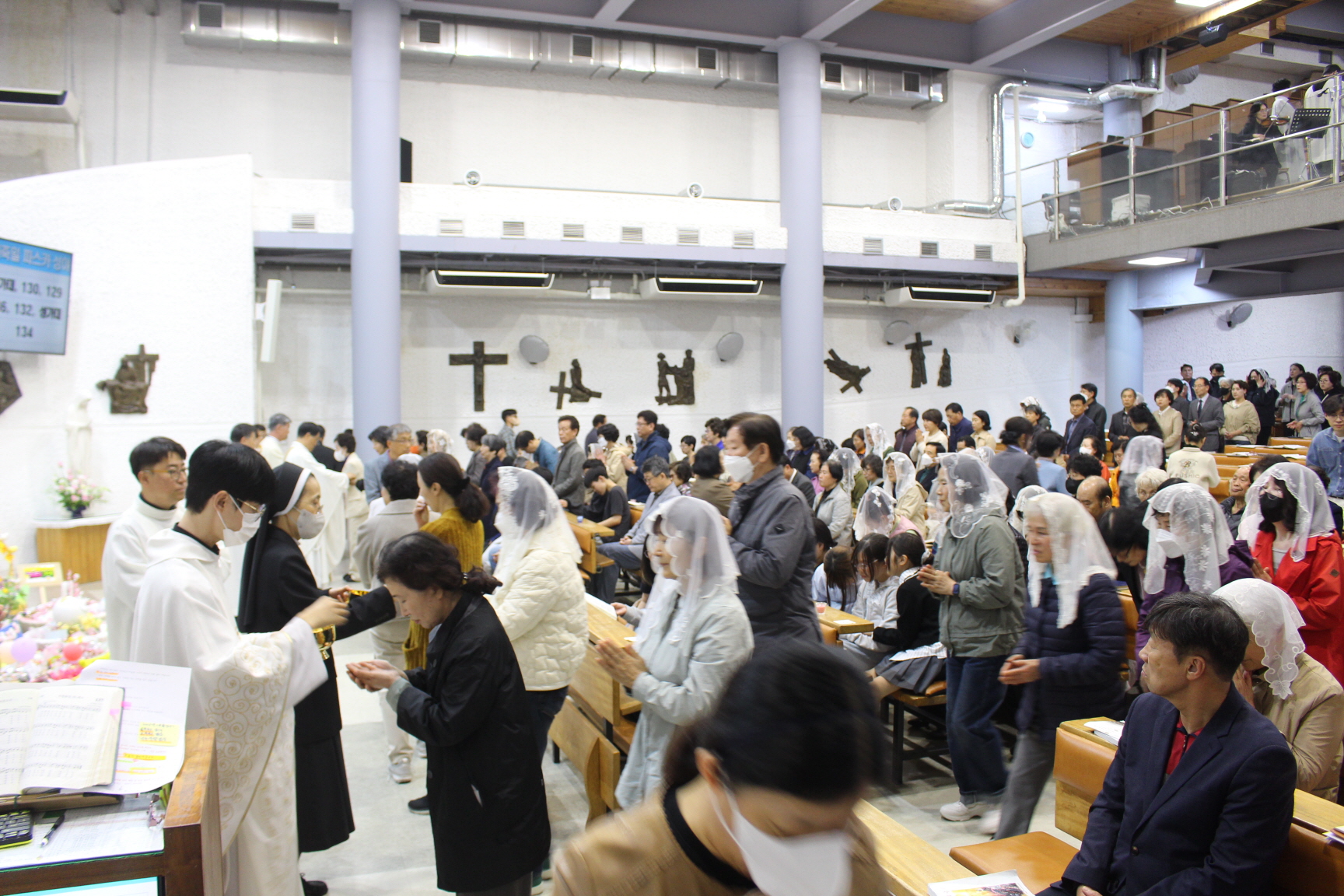 2504119 파스카성야_4성찬전례 (1).JPG