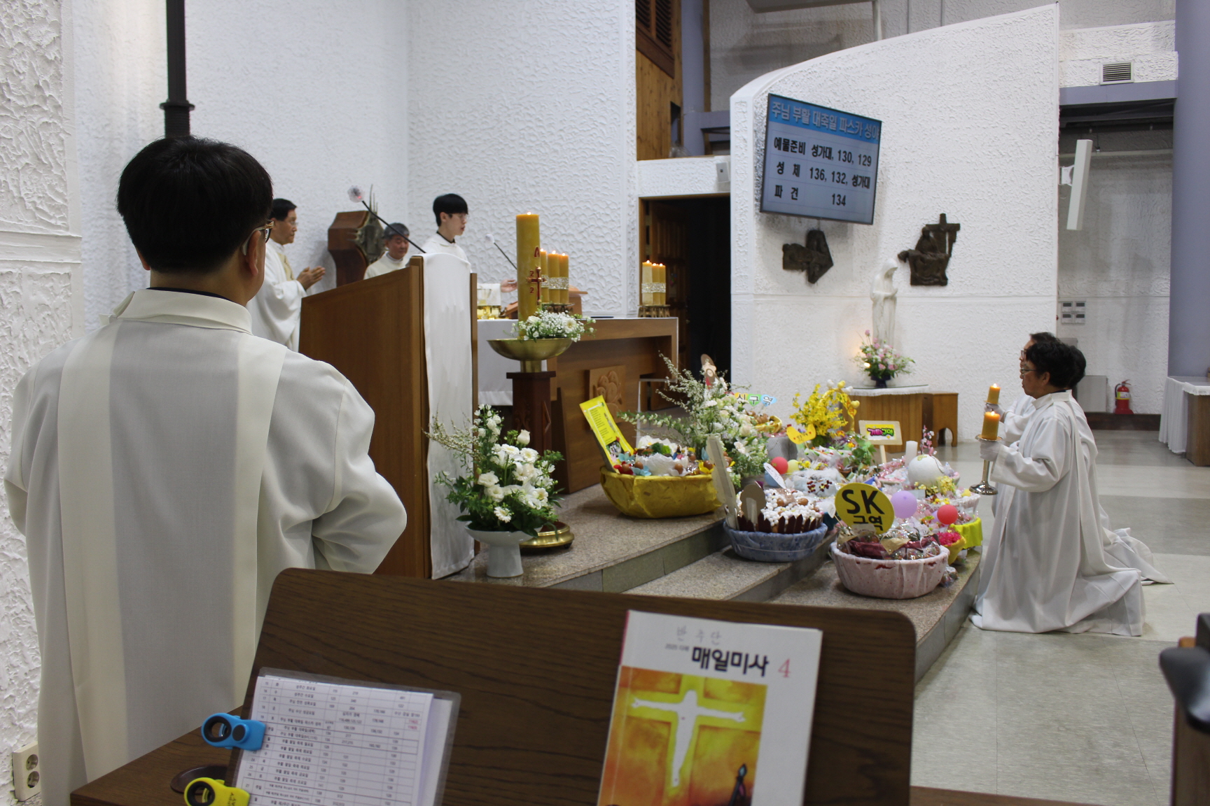 2504119 파스카성야_4성찬전례 (10).JPG