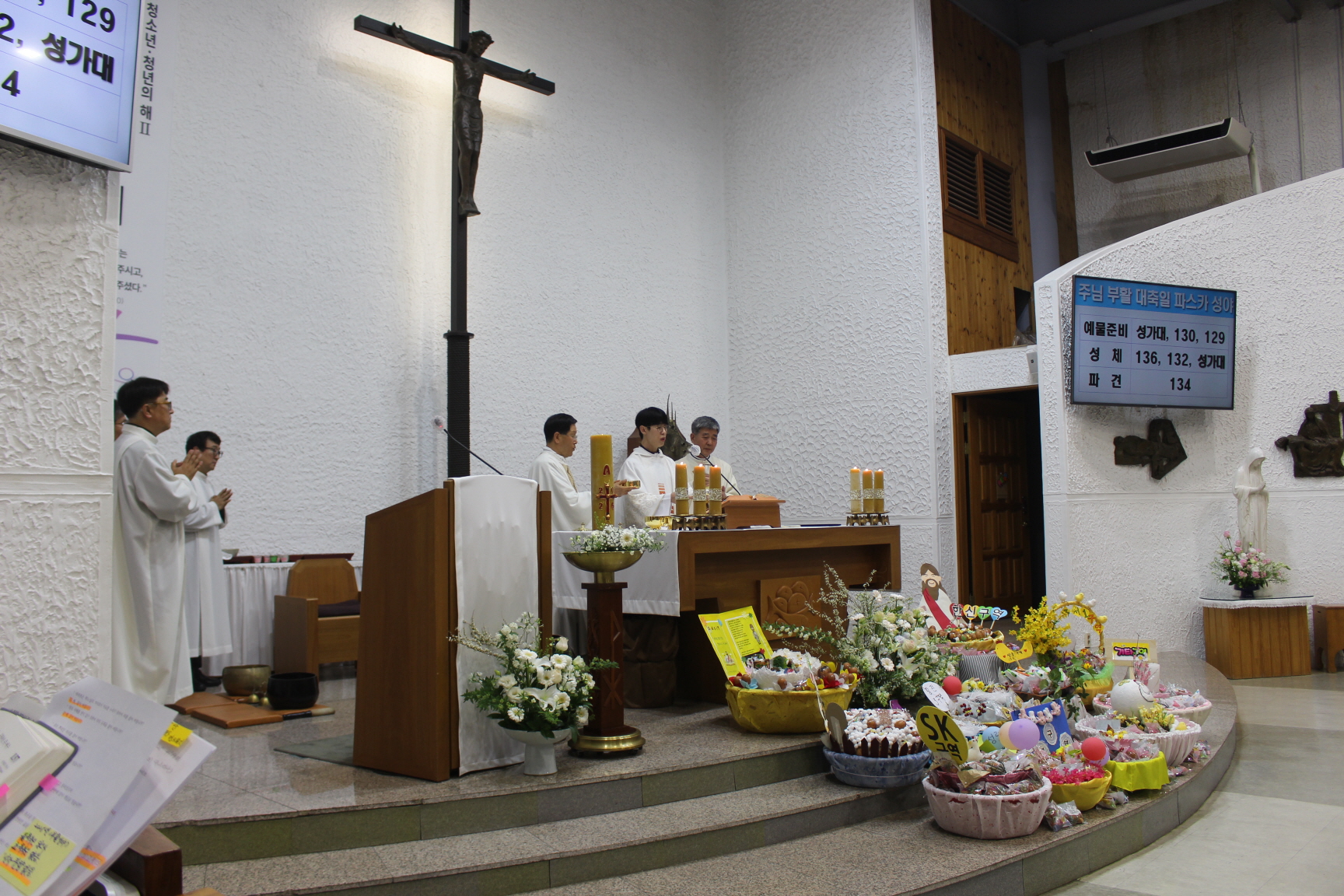 2504119 파스카성야_4성찬전례 (15).JPG