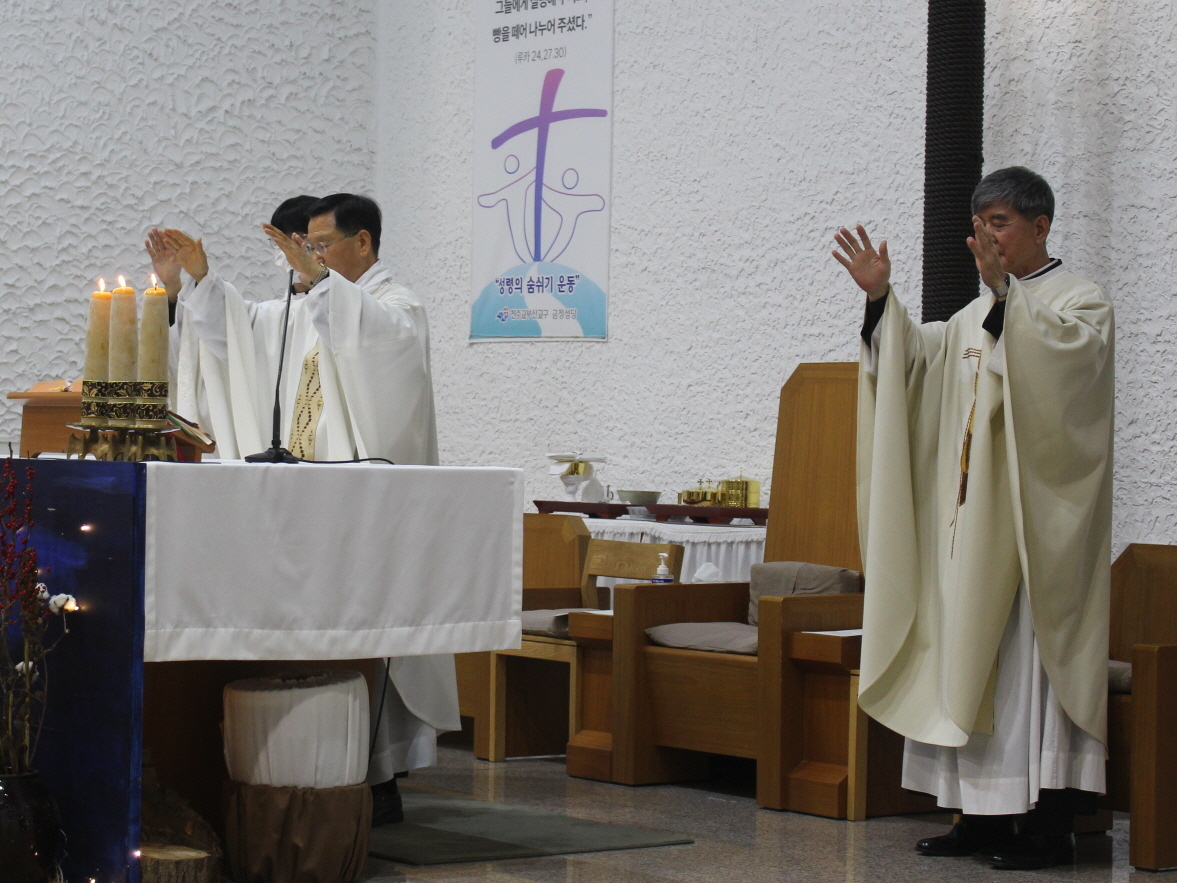 251224 성탄대축일밤미사_퇴장 (3).JPG