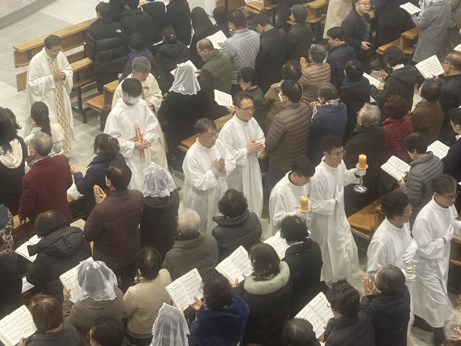 251224 성탄대축일밤미사_퇴장 (16).jpg