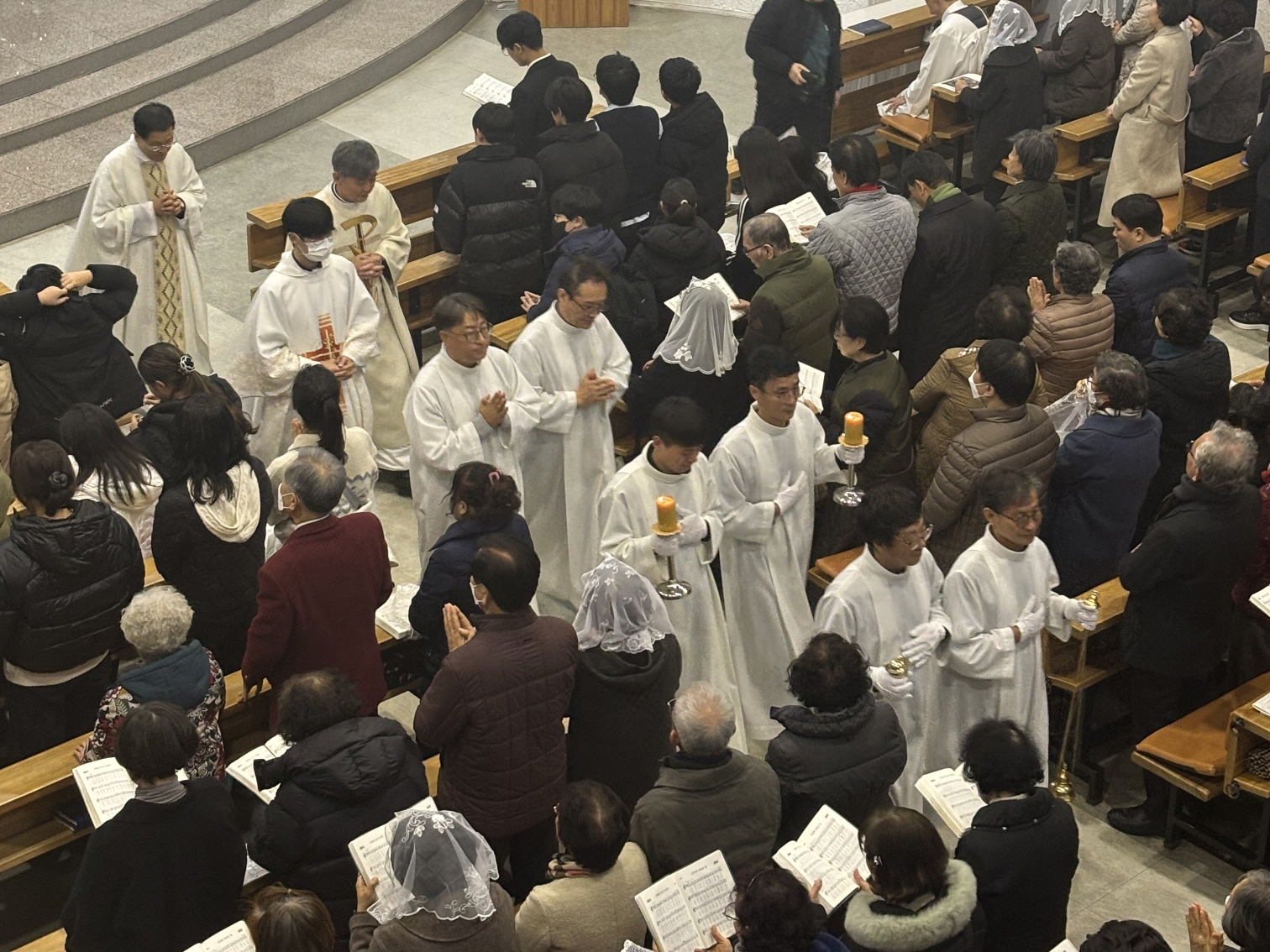 251224 성탄대축일밤미사_퇴장 (20).jpg