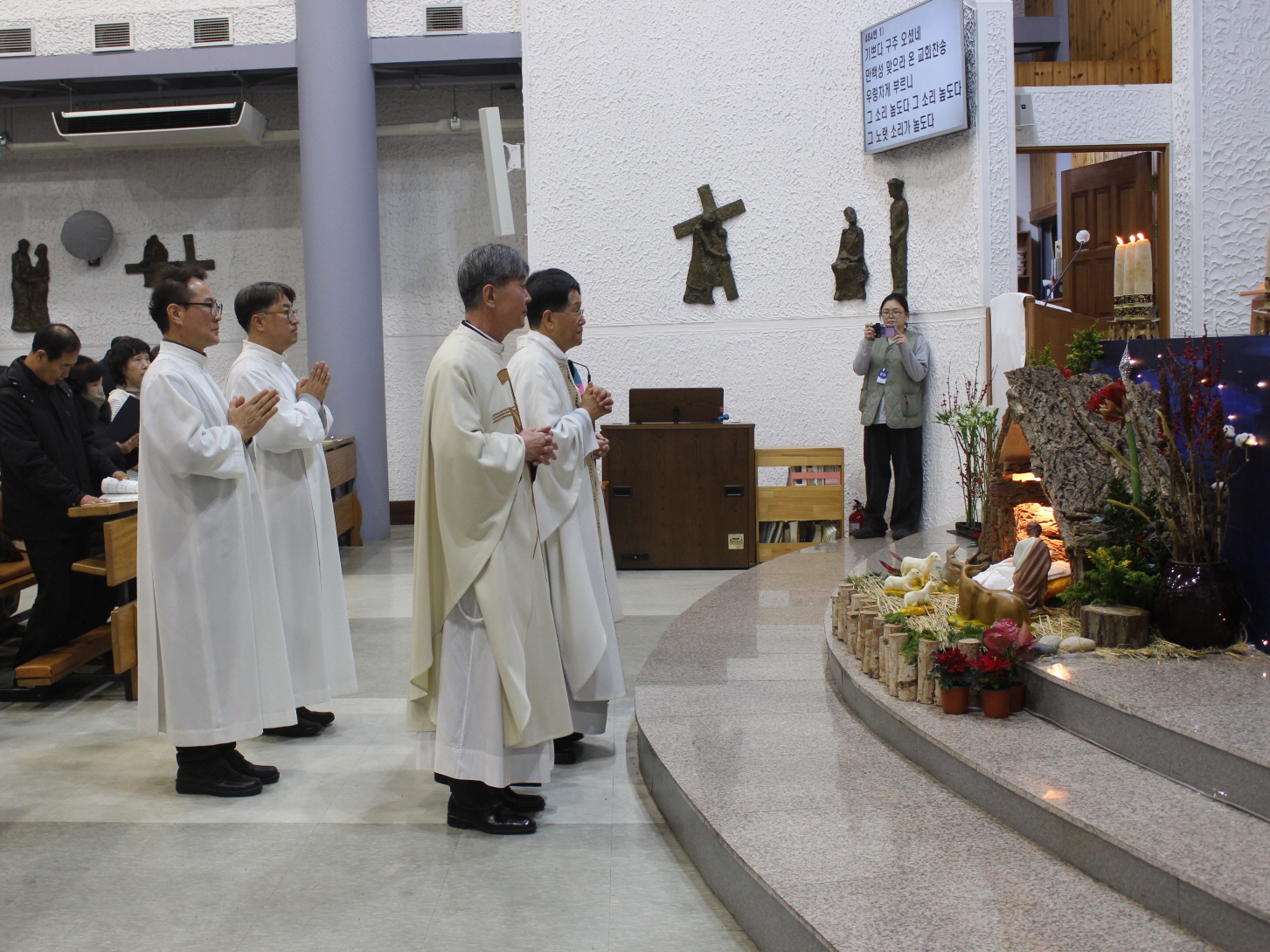 251224 성탄대축일밤미사_퇴장 (7).JPG