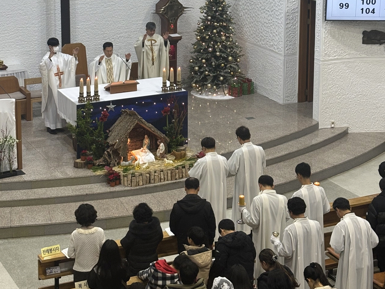 251224 성탄대축일밤미사_퇴장 (17).jpg