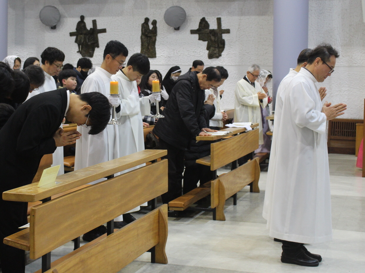 251224 성탄대축일밤미사_퇴장 (4).JPG