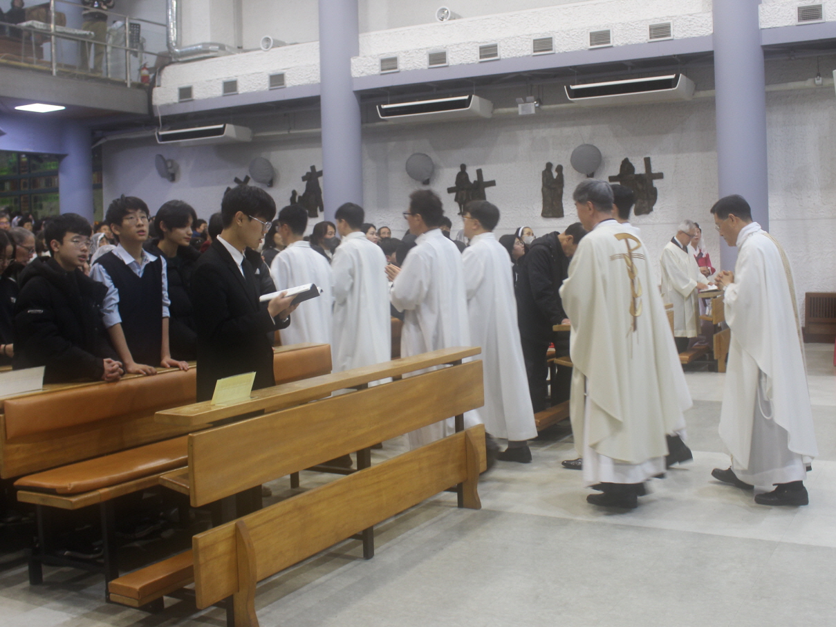 251224 성탄대축일밤미사_퇴장 (8).JPG