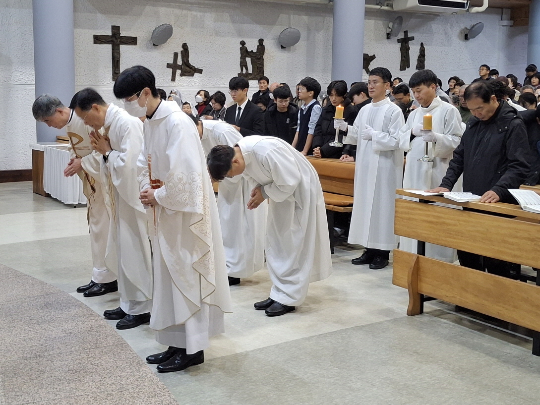 251224 성탄대축일밤미사_퇴장 (15).jpg