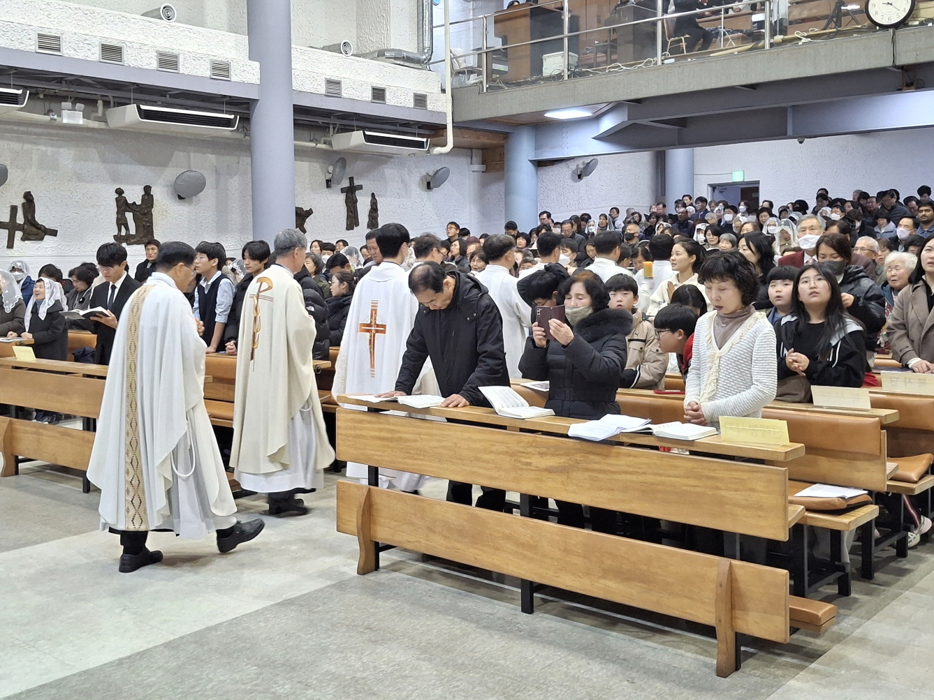 251224 성탄대축일밤미사_퇴장 (13).jpg