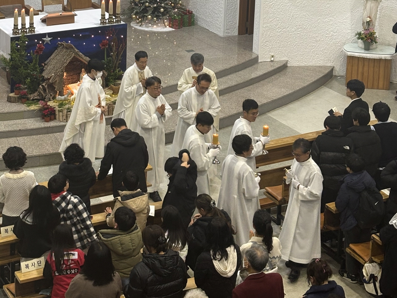 251224 성탄대축일밤미사_퇴장 (18).jpg