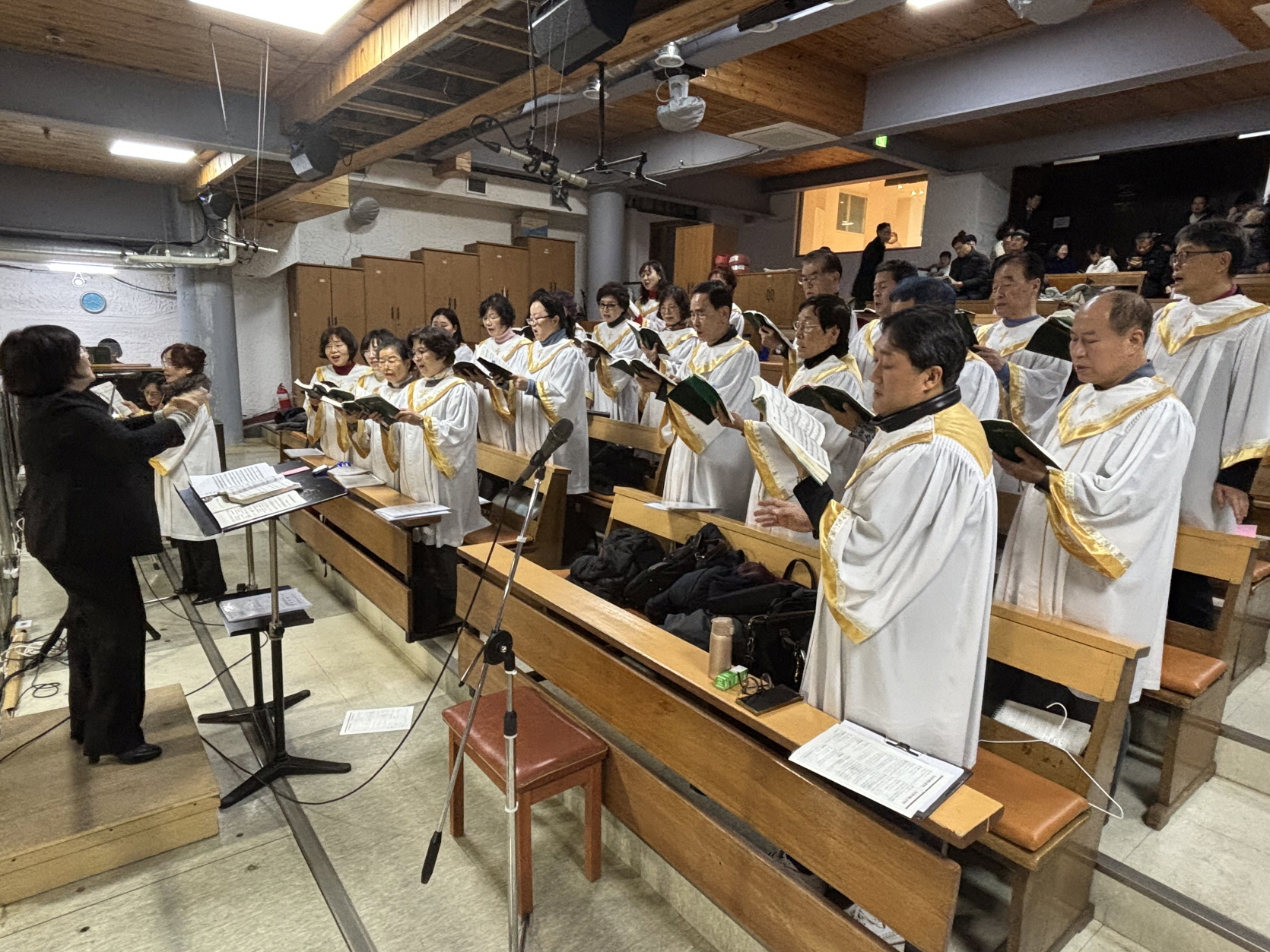 251224 성탄대축일밤미사_성가대 (2).jpg