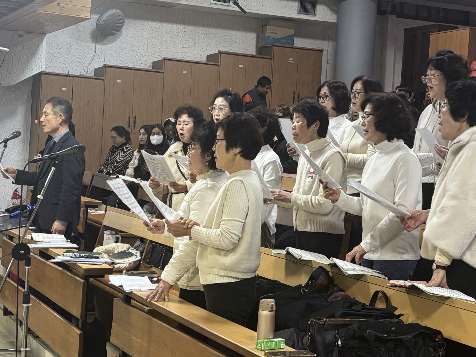 251224 성탄대축일밤미사_성가대 (8).jpg