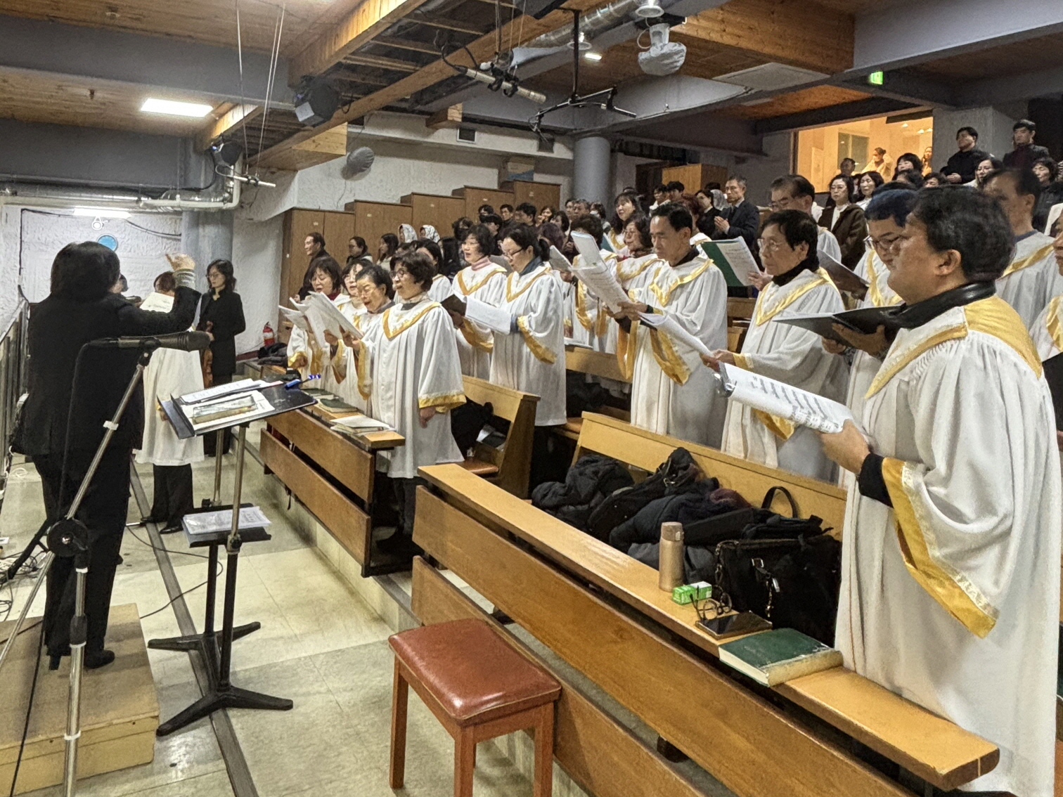 251224 성탄대축일밤미사_성가대 (3).jpg