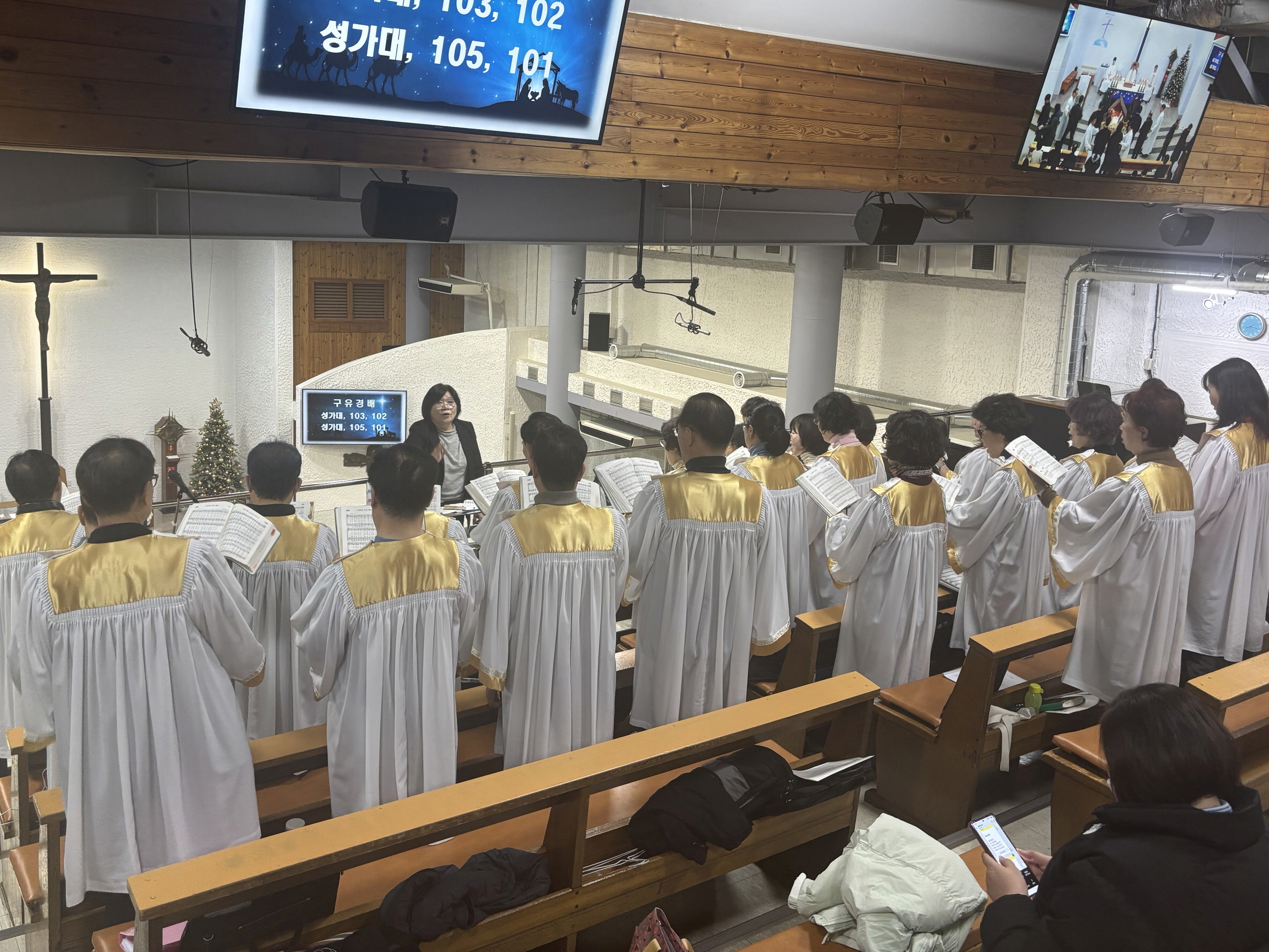 251224 성탄대축일밤미사_성가대 (1).jpg