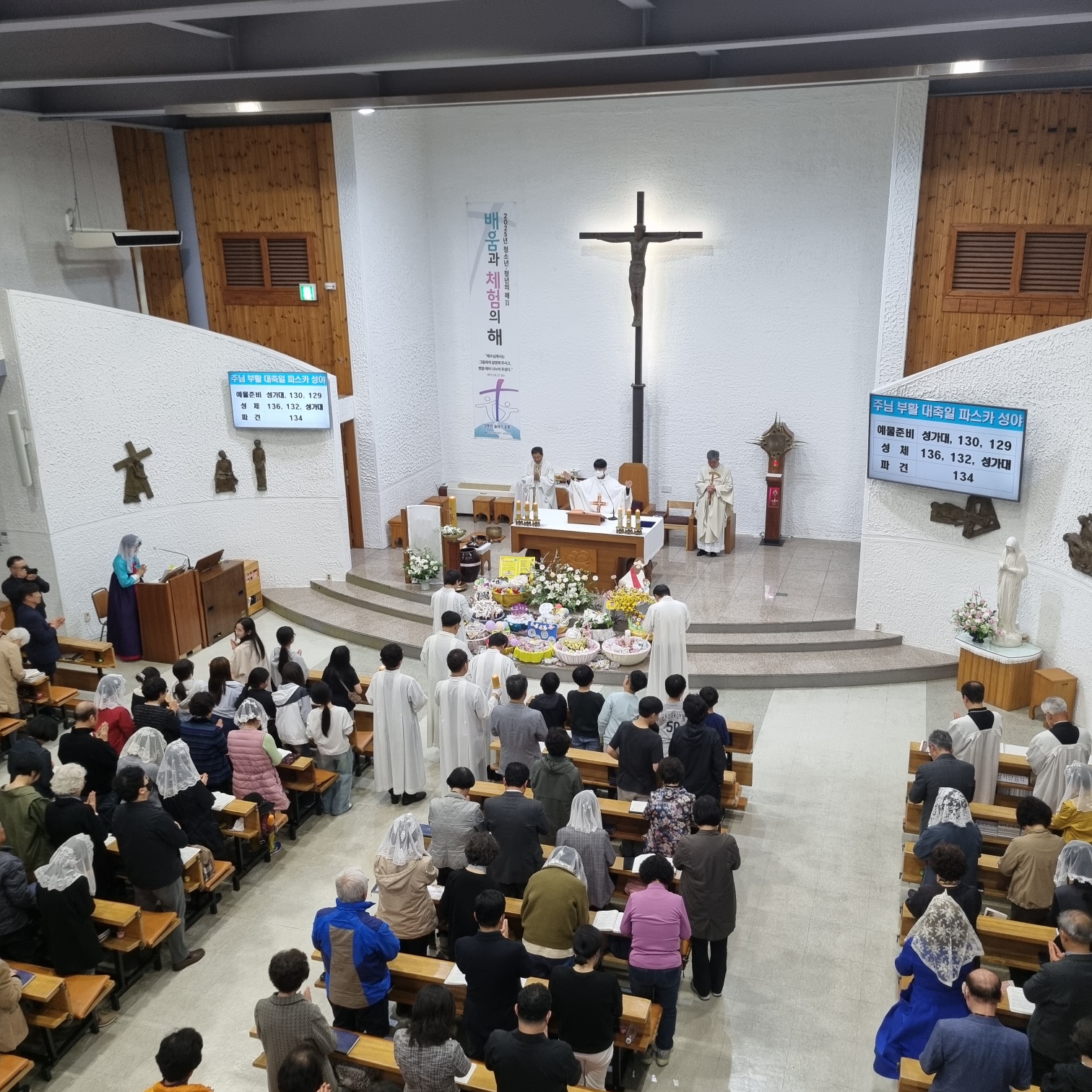 2504119 파스카성야_6행렬퇴장 (7).jpg