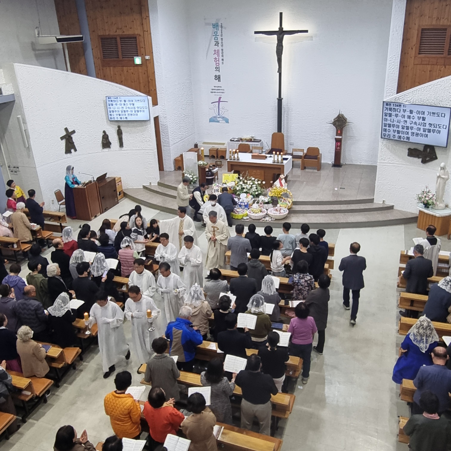 2504119 파스카성야_6행렬퇴장 (1).jpg