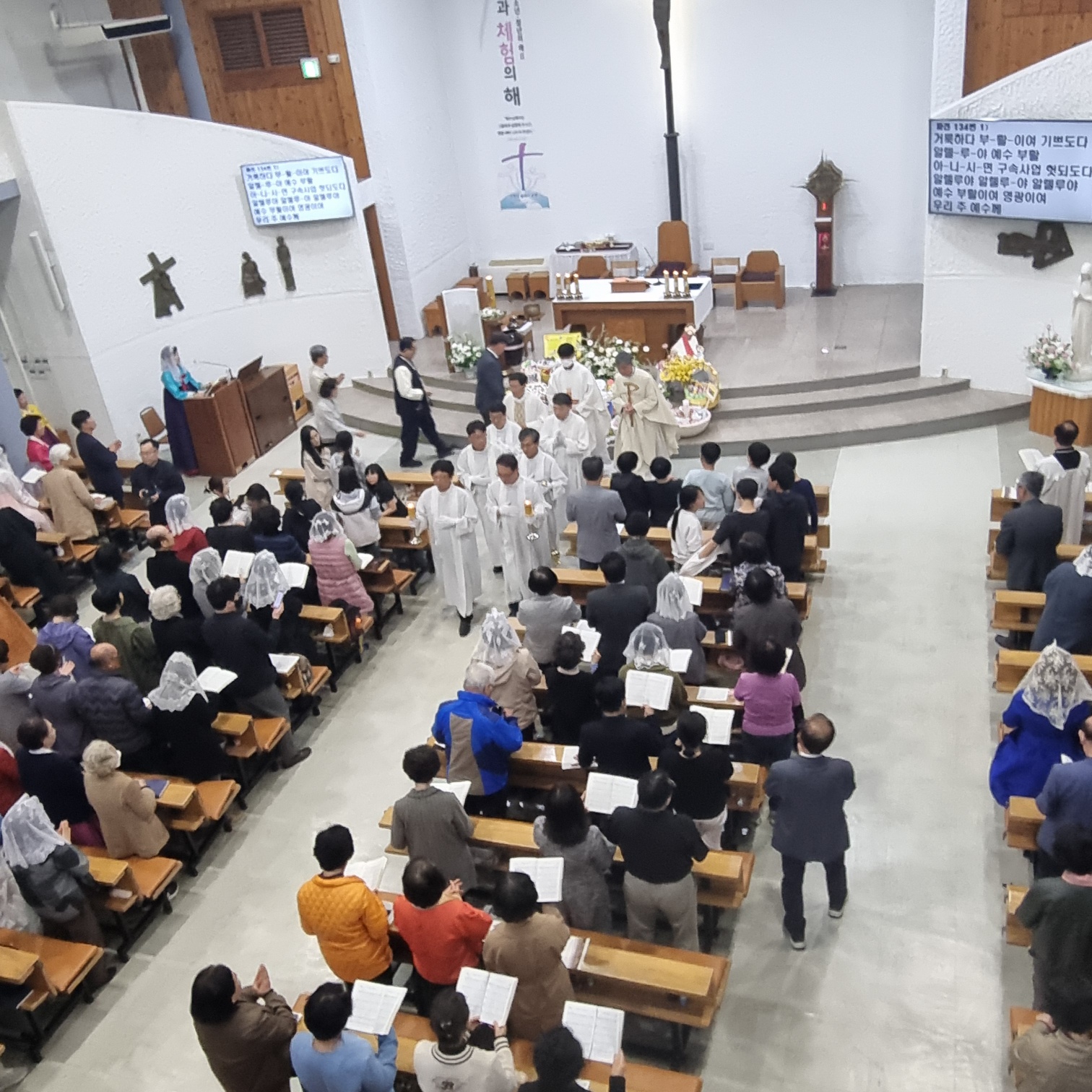 2504119 파스카성야_6행렬퇴장 (8).jpg