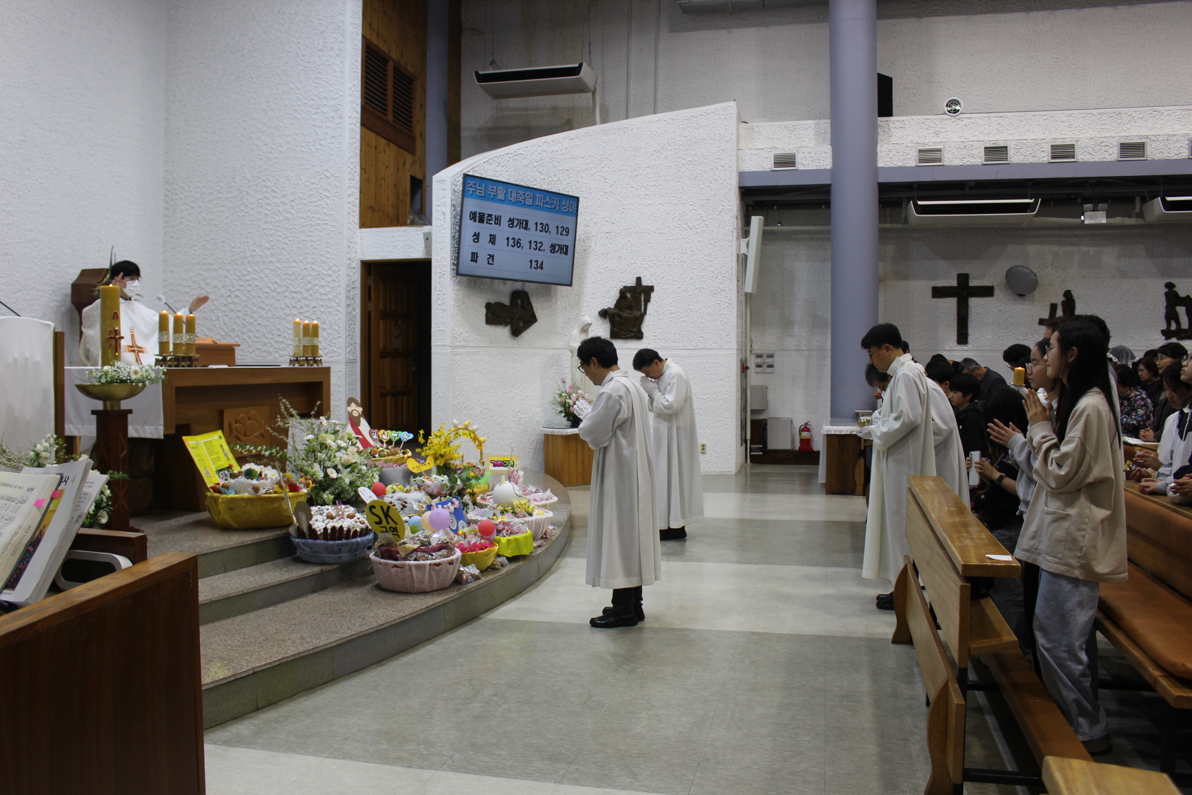 2504119 파스카성야_6행렬퇴장 (2).JPG