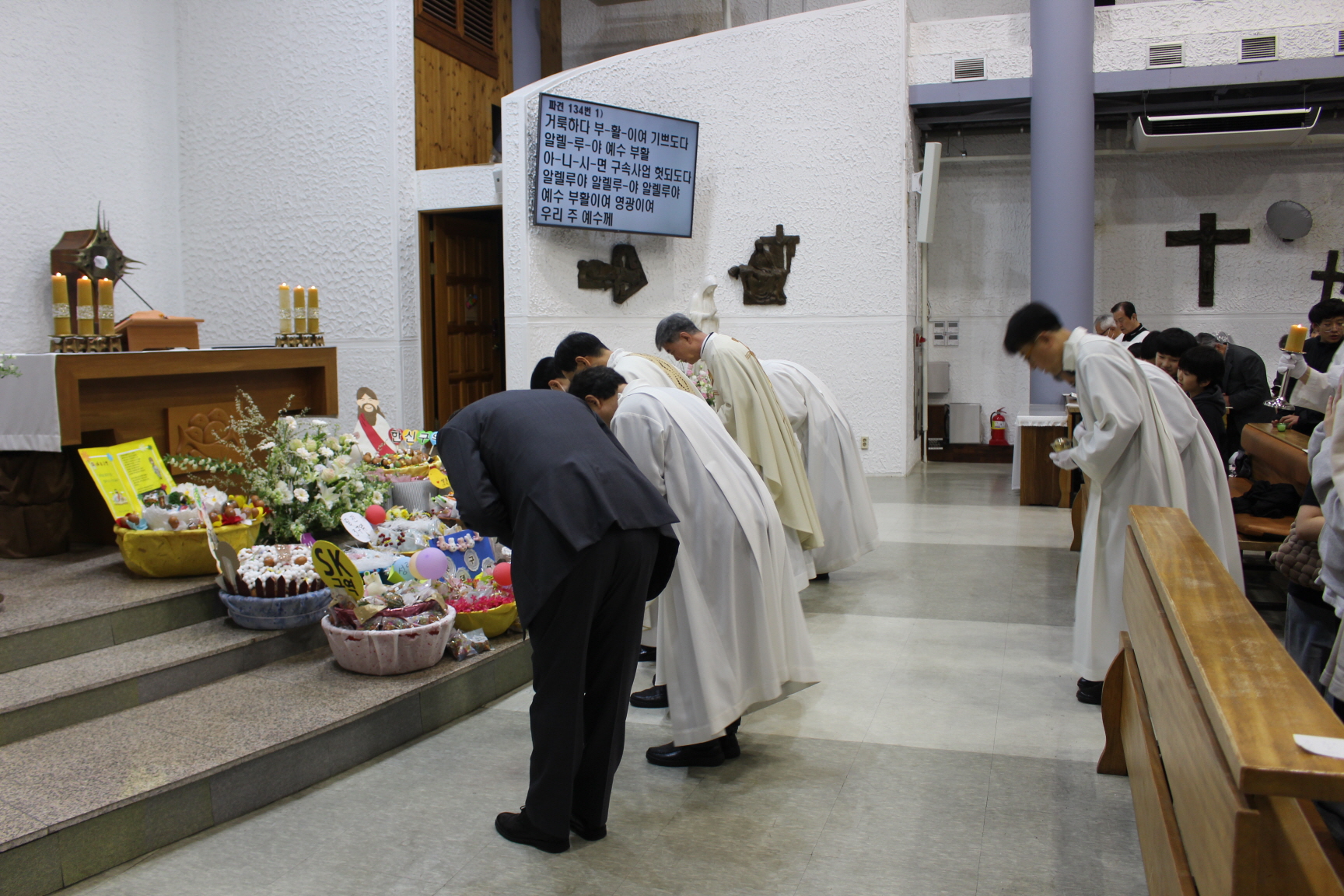 2504119 파스카성야_6행렬퇴장 (3).JPG