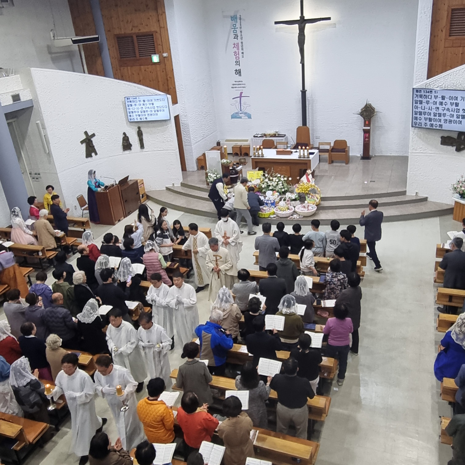 2504119 파스카성야_6행렬퇴장 (9).jpg