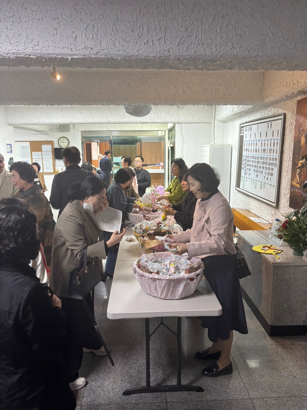 2504119 파스카성야_7미사후 부활계란 (2).jpg