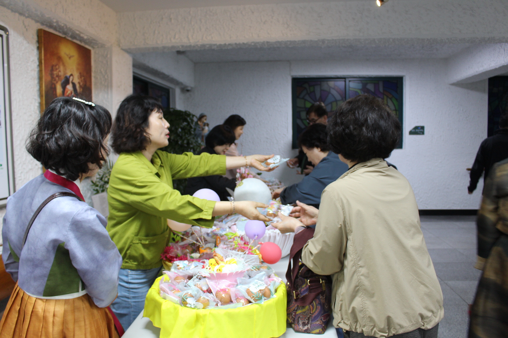 2504119 파스카성야_7미사후 부활계란 (3).JPG