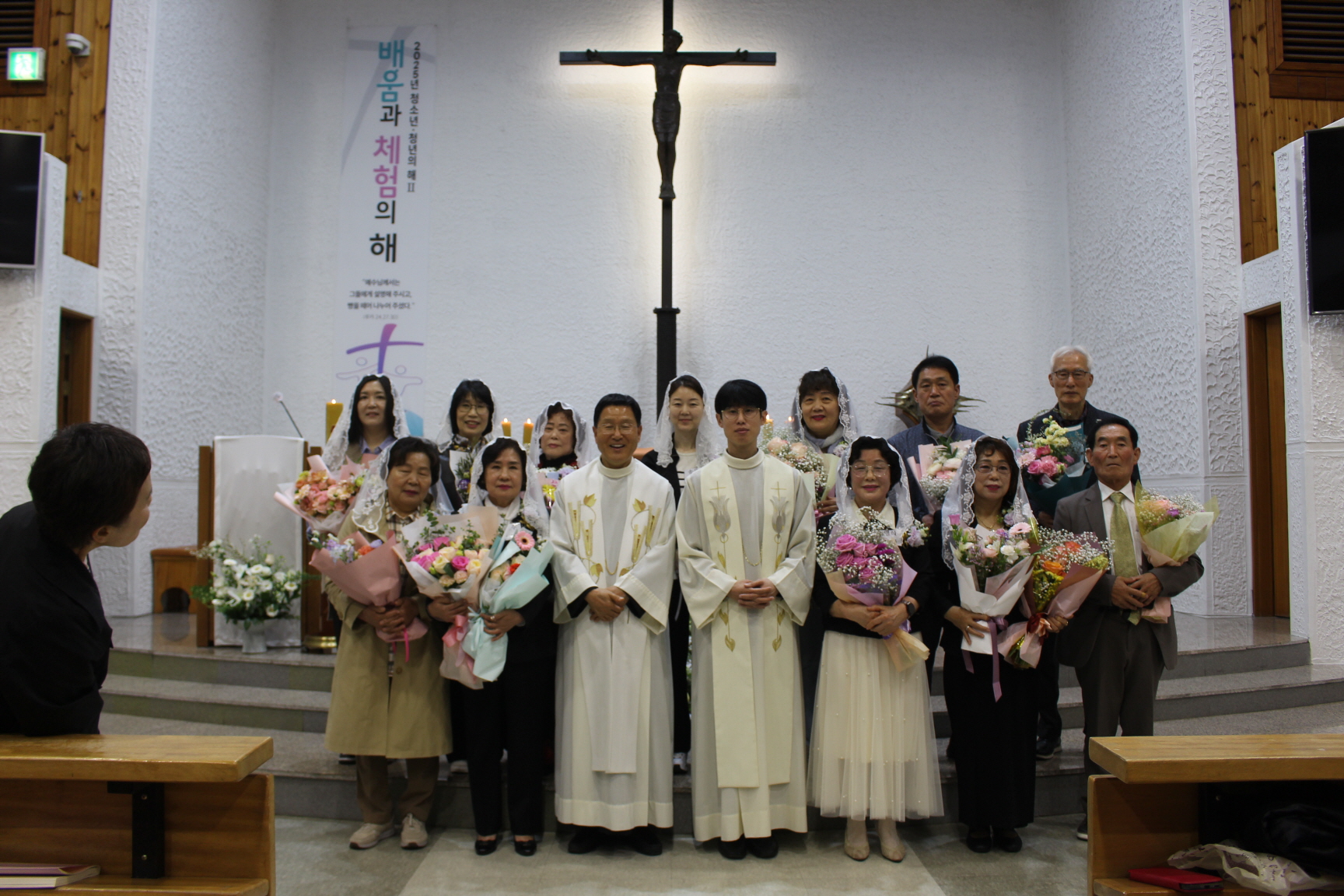 250420 세례식_사진(단체) (7).JPG