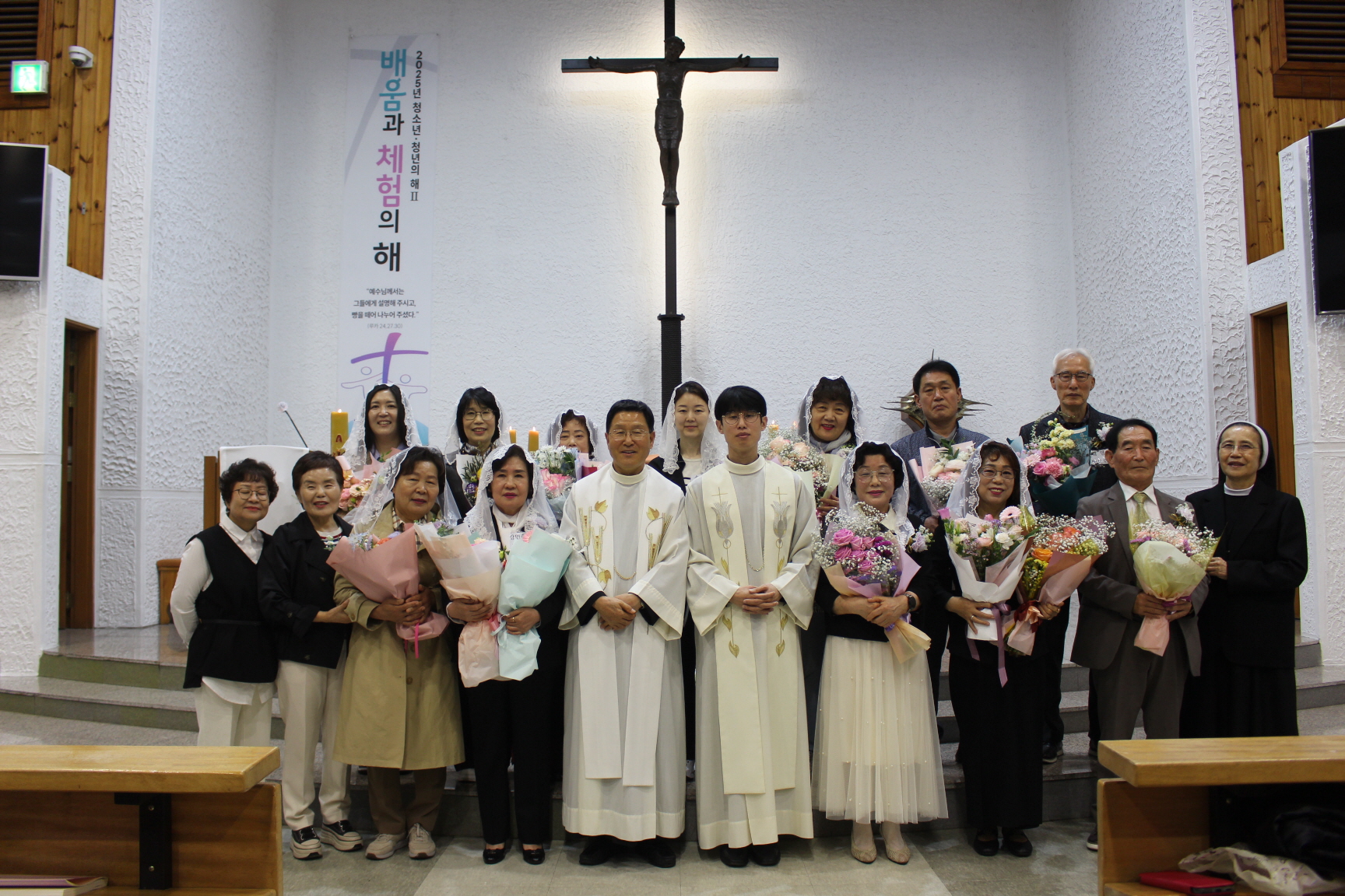 250420 세례식_사진(단체) (6).JPG