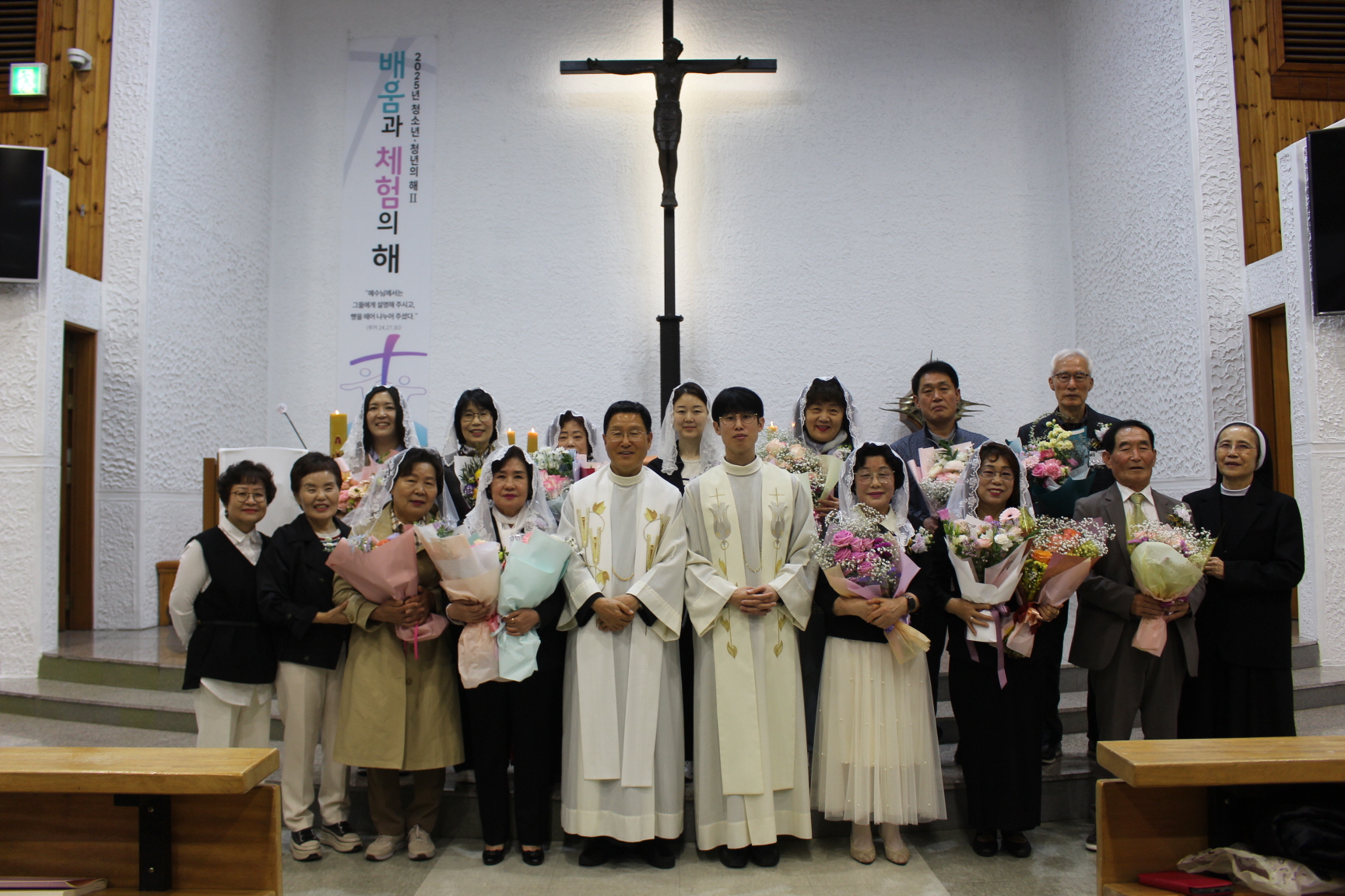 250420 세례식_사진(단체) (4).JPG