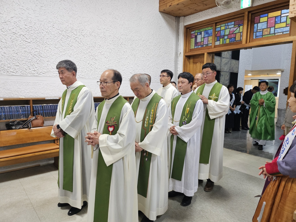 2410274 본당의날 미사 입당 (14).jpg