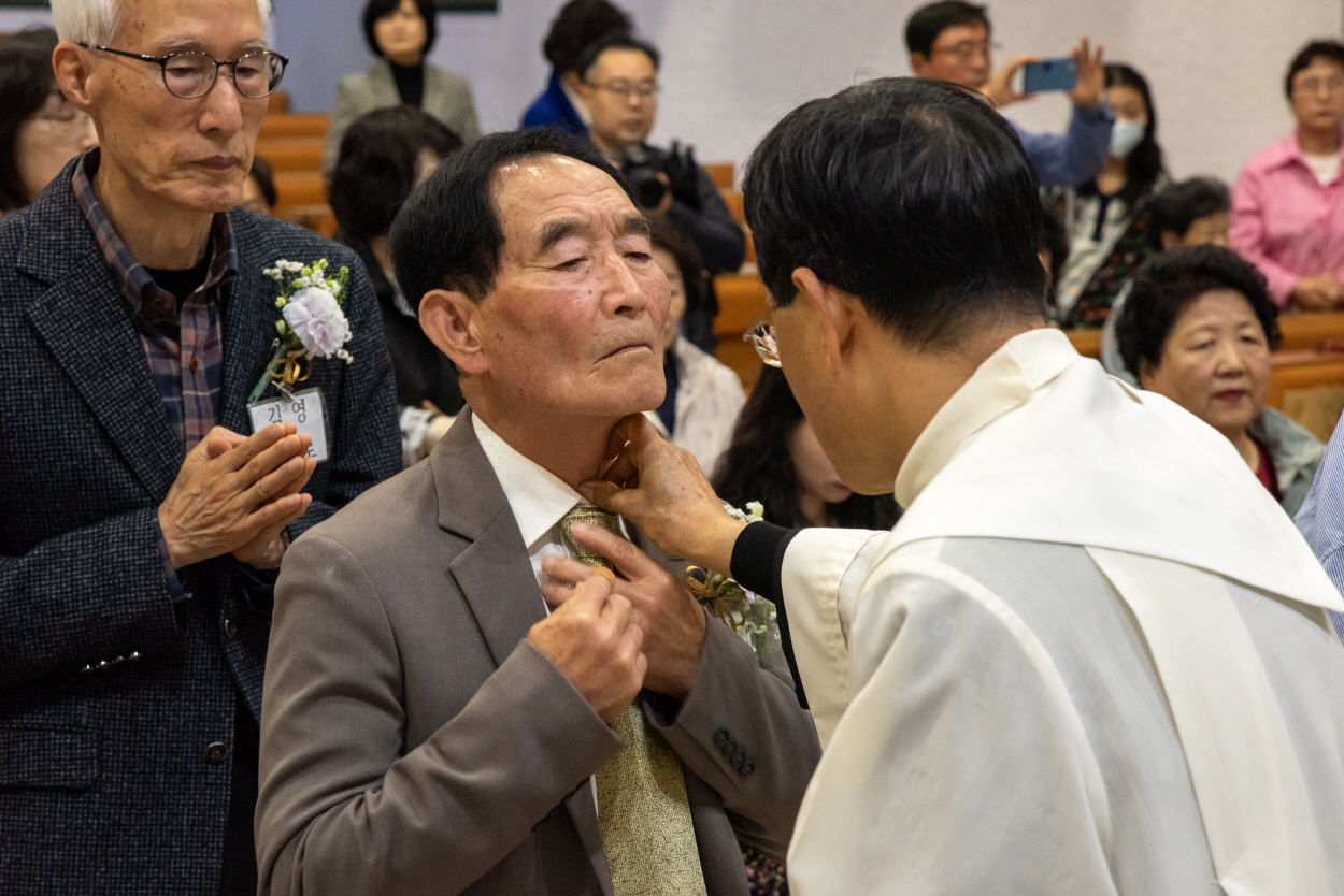 250420 세례식_기름바름 (2).jpg