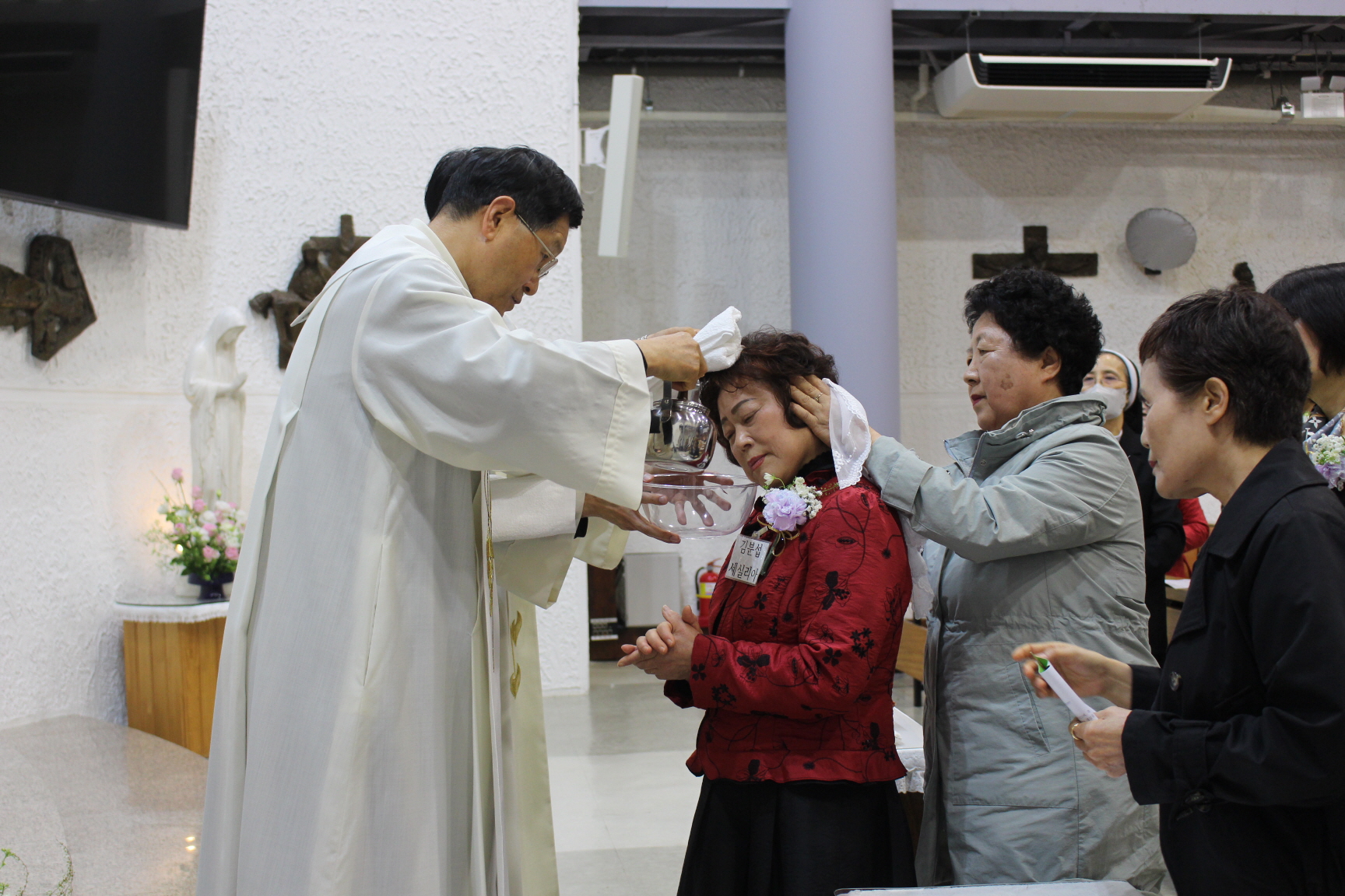 250420 세례식_물세례 (4).JPG